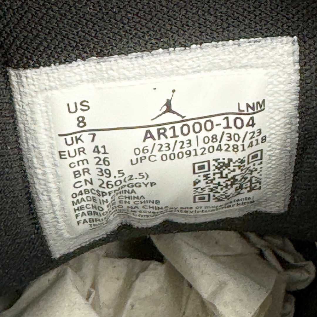 图片[11]-＃PB纯原福利 Air Jordan Courtside AJ23 简版中帮复古休闲运动文化篮球鞋 AR1000-104 市面唯一纯原批次 全套原纸板楦头开发 原厂大底磨具加持立体防滑纹理 原装可视Air Sole气垫 原汁原味最完美的版型 唯一正确鞋头趴度弧度高度鞋身腰线 作为AJ3到AJ4之间的过渡产品 之所以被称为AJ3的简版 它们的造型非常的相似但是也有一些差异 鞋面采用耐磨的牛剖层和人造革鞋面搭配 后跟可以明显看见Air Max气垫 出色的包裹效果让鞋子脚感非常舒适 也让脚掌以及脚面更加的贴合鞋子 在双脚落地产生冲击力的同时 可视气垫可以有效减缓力道 提高鞋子整体的稳定性 既能起到减震的作用 又能保证双足舒适的脚感 另外灵敏的Phylon中底以及鞋帮的设计 锁住双足 也为前掌提供了有效的包裹 内衬部分采用了透气的织物材料 为脚部的舒适脚感提供了充足的条件 最后就是大底部分 大底采用的是橡胶材质 无论是日常压马路还是简单的运动 都是可以驾驭 鞋底水波纹以及其他不规则图案 也保障了鞋子充足的防滑性以及耐磨性 尺码：36 36.5 37.5 38 38.5 39 40 40.5 41 42 42.5 43 44 45 46 47.5-选品中心