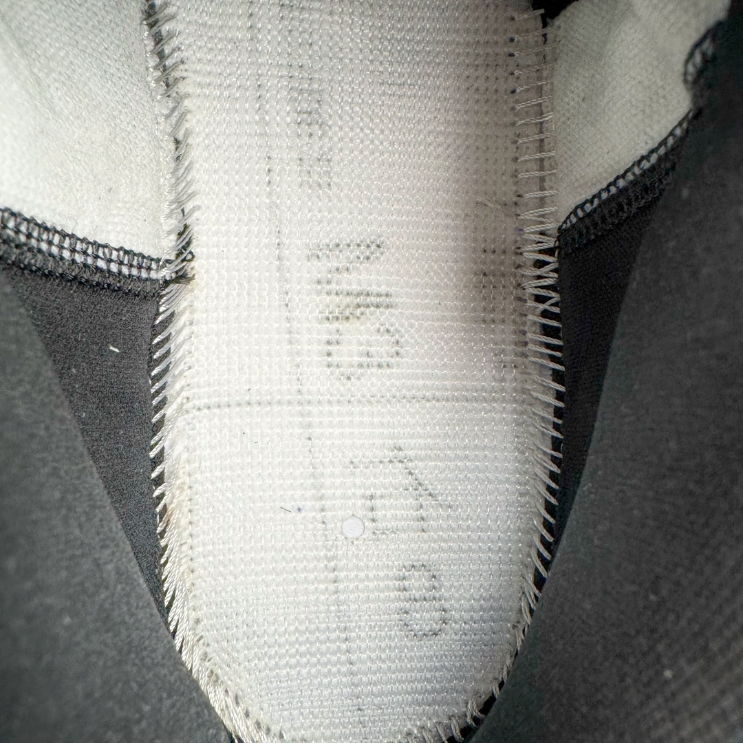 图片[10]-＃PB纯原福利 Air Jordan Courtside AJ23 简版中帮复古休闲运动文化篮球鞋 AR1000-104 市面唯一纯原批次 全套原纸板楦头开发 原厂大底磨具加持立体防滑纹理 原装可视Air Sole气垫 原汁原味最完美的版型 唯一正确鞋头趴度弧度高度鞋身腰线 作为AJ3到AJ4之间的过渡产品 之所以被称为AJ3的简版 它们的造型非常的相似但是也有一些差异 鞋面采用耐磨的牛剖层和人造革鞋面搭配 后跟可以明显看见Air Max气垫 出色的包裹效果让鞋子脚感非常舒适 也让脚掌以及脚面更加的贴合鞋子 在双脚落地产生冲击力的同时 可视气垫可以有效减缓力道 提高鞋子整体的稳定性 既能起到减震的作用 又能保证双足舒适的脚感 另外灵敏的Phylon中底以及鞋帮的设计 锁住双足 也为前掌提供了有效的包裹 内衬部分采用了透气的织物材料 为脚部的舒适脚感提供了充足的条件 最后就是大底部分 大底采用的是橡胶材质 无论是日常压马路还是简单的运动 都是可以驾驭 鞋底水波纹以及其他不规则图案 也保障了鞋子充足的防滑性以及耐磨性 尺码：36 36.5 37.5 38 38.5 39 40 40.5 41 42 42.5 43 44 45 46 47.5-选品中心