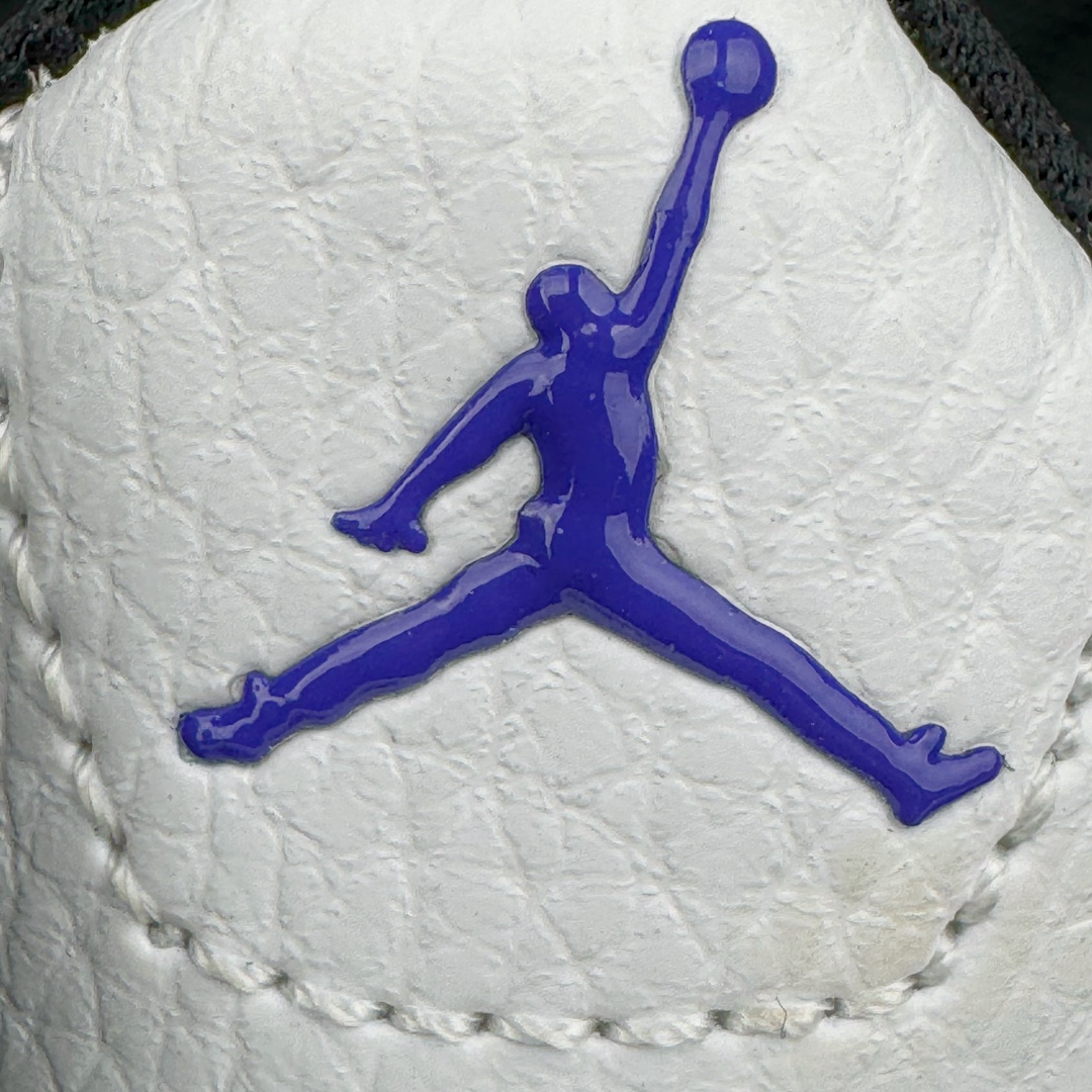 图片[12]-＃PB纯原福利 Air Jordan Courtside AJ23 简版中帮复古休闲运动文化篮球鞋 AR1000-104 市面唯一纯原批次 全套原纸板楦头开发 原厂大底磨具加持立体防滑纹理 原装可视Air Sole气垫 原汁原味最完美的版型 唯一正确鞋头趴度弧度高度鞋身腰线 作为AJ3到AJ4之间的过渡产品 之所以被称为AJ3的简版 它们的造型非常的相似但是也有一些差异 鞋面采用耐磨的牛剖层和人造革鞋面搭配 后跟可以明显看见Air Max气垫 出色的包裹效果让鞋子脚感非常舒适 也让脚掌以及脚面更加的贴合鞋子 在双脚落地产生冲击力的同时 可视气垫可以有效减缓力道 提高鞋子整体的稳定性 既能起到减震的作用 又能保证双足舒适的脚感 另外灵敏的Phylon中底以及鞋帮的设计 锁住双足 也为前掌提供了有效的包裹 内衬部分采用了透气的织物材料 为脚部的舒适脚感提供了充足的条件 最后就是大底部分 大底采用的是橡胶材质 无论是日常压马路还是简单的运动 都是可以驾驭 鞋底水波纹以及其他不规则图案 也保障了鞋子充足的防滑性以及耐磨性 尺码：36 36.5 37.5 38 38.5 39 40 40.5 41 42 42.5 43 44 45 46 47.5-选品中心