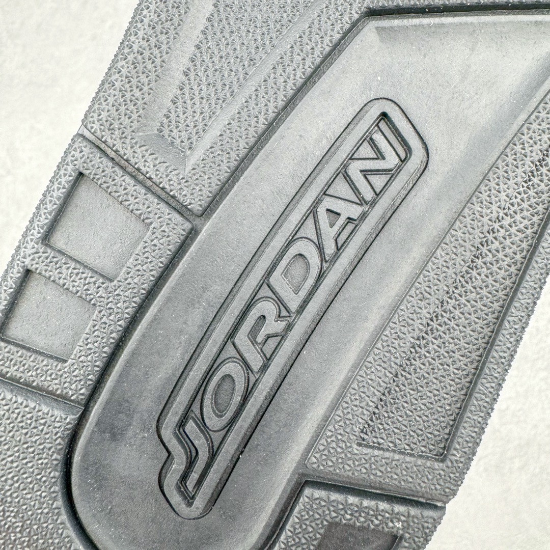 图片[18]-＃PB纯原福利 Air Jordan Courtside AJ23 简版中帮复古休闲运动文化篮球鞋 AR1000-001 市面唯一纯原批次 全套原纸板楦头开发 原厂大底磨具加持立体防滑纹理 原装可视Air Sole气垫 原汁原味最完美的版型 唯一正确鞋头趴度弧度高度鞋身腰线 作为AJ3到AJ4之间的过渡产品 之所以被称为AJ3的简版 它们的造型非常的相似但是也有一些差异 鞋面采用耐磨的牛剖层和人造革鞋面搭配 后跟可以明显看见Air Max气垫 出色的包裹效果让鞋子脚感非常舒适 也让脚掌以及脚面更加的贴合鞋子 在双脚落地产生冲击力的同时 可视气垫可以有效减缓力道 提高鞋子整体的稳定性 既能起到减震的作用 又能保证双足舒适的脚感 另外灵敏的Phylon中底以及鞋帮的设计 锁住双足 也为前掌提供了有效的包裹 内衬部分采用了透气的织物材料 为脚部的舒适脚感提供了充足的条件 最后就是大底部分 大底采用的是橡胶材质 无论是日常压马路还是简单的运动 都是可以驾驭 鞋底水波纹以及其他不规则图案 也保障了鞋子充足的防滑性以及耐磨性 尺码：36 36.5 37.5 38 38.5 39 40 40.5 41 42 42.5 43 44 45 46 47.5-选品中心