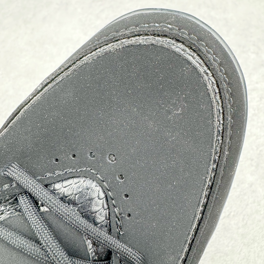 图片[16]-＃PB纯原福利 Air Jordan Courtside AJ23 简版中帮复古休闲运动文化篮球鞋 AR1000-001 市面唯一纯原批次 全套原纸板楦头开发 原厂大底磨具加持立体防滑纹理 原装可视Air Sole气垫 原汁原味最完美的版型 唯一正确鞋头趴度弧度高度鞋身腰线 作为AJ3到AJ4之间的过渡产品 之所以被称为AJ3的简版 它们的造型非常的相似但是也有一些差异 鞋面采用耐磨的牛剖层和人造革鞋面搭配 后跟可以明显看见Air Max气垫 出色的包裹效果让鞋子脚感非常舒适 也让脚掌以及脚面更加的贴合鞋子 在双脚落地产生冲击力的同时 可视气垫可以有效减缓力道 提高鞋子整体的稳定性 既能起到减震的作用 又能保证双足舒适的脚感 另外灵敏的Phylon中底以及鞋帮的设计 锁住双足 也为前掌提供了有效的包裹 内衬部分采用了透气的织物材料 为脚部的舒适脚感提供了充足的条件 最后就是大底部分 大底采用的是橡胶材质 无论是日常压马路还是简单的运动 都是可以驾驭 鞋底水波纹以及其他不规则图案 也保障了鞋子充足的防滑性以及耐磨性 尺码：36 36.5 37.5 38 38.5 39 40 40.5 41 42 42.5 43 44 45 46 47.5-选品中心