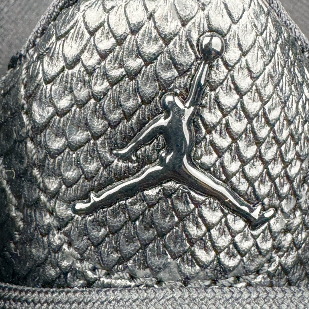 图片[11]-＃PB纯原福利 Air Jordan Courtside AJ23 简版中帮复古休闲运动文化篮球鞋 AR1000-001 市面唯一纯原批次 全套原纸板楦头开发 原厂大底磨具加持立体防滑纹理 原装可视Air Sole气垫 原汁原味最完美的版型 唯一正确鞋头趴度弧度高度鞋身腰线 作为AJ3到AJ4之间的过渡产品 之所以被称为AJ3的简版 它们的造型非常的相似但是也有一些差异 鞋面采用耐磨的牛剖层和人造革鞋面搭配 后跟可以明显看见Air Max气垫 出色的包裹效果让鞋子脚感非常舒适 也让脚掌以及脚面更加的贴合鞋子 在双脚落地产生冲击力的同时 可视气垫可以有效减缓力道 提高鞋子整体的稳定性 既能起到减震的作用 又能保证双足舒适的脚感 另外灵敏的Phylon中底以及鞋帮的设计 锁住双足 也为前掌提供了有效的包裹 内衬部分采用了透气的织物材料 为脚部的舒适脚感提供了充足的条件 最后就是大底部分 大底采用的是橡胶材质 无论是日常压马路还是简单的运动 都是可以驾驭 鞋底水波纹以及其他不规则图案 也保障了鞋子充足的防滑性以及耐磨性 尺码：36 36.5 37.5 38 38.5 39 40 40.5 41 42 42.5 43 44 45 46 47.5-选品中心