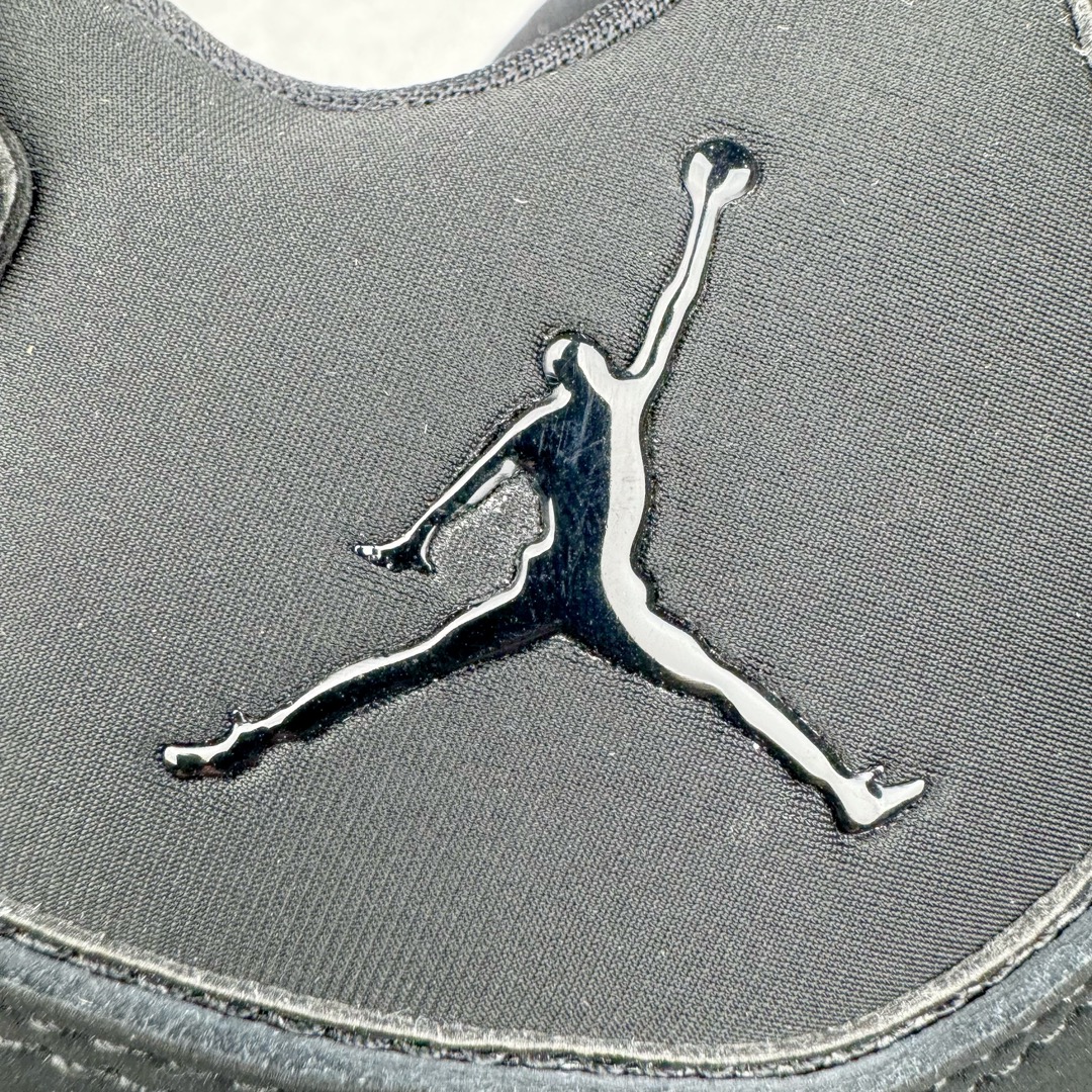 图片[13]-＃PB纯原福利 Air Jordan Courtside AJ23 简版中帮复古休闲运动文化篮球鞋 AR1000-001 市面唯一纯原批次 全套原纸板楦头开发 原厂大底磨具加持立体防滑纹理 原装可视Air Sole气垫 原汁原味最完美的版型 唯一正确鞋头趴度弧度高度鞋身腰线 作为AJ3到AJ4之间的过渡产品 之所以被称为AJ3的简版 它们的造型非常的相似但是也有一些差异 鞋面采用耐磨的牛剖层和人造革鞋面搭配 后跟可以明显看见Air Max气垫 出色的包裹效果让鞋子脚感非常舒适 也让脚掌以及脚面更加的贴合鞋子 在双脚落地产生冲击力的同时 可视气垫可以有效减缓力道 提高鞋子整体的稳定性 既能起到减震的作用 又能保证双足舒适的脚感 另外灵敏的Phylon中底以及鞋帮的设计 锁住双足 也为前掌提供了有效的包裹 内衬部分采用了透气的织物材料 为脚部的舒适脚感提供了充足的条件 最后就是大底部分 大底采用的是橡胶材质 无论是日常压马路还是简单的运动 都是可以驾驭 鞋底水波纹以及其他不规则图案 也保障了鞋子充足的防滑性以及耐磨性 尺码：36 36.5 37.5 38 38.5 39 40 40.5 41 42 42.5 43 44 45 46 47.5-选品中心