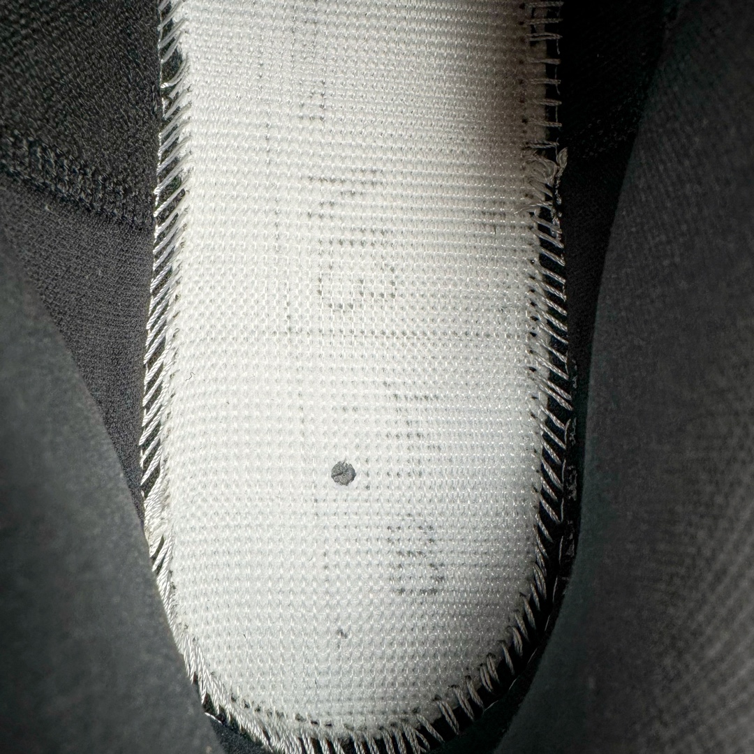 图片[19]-＃PB纯原福利 Air Jordan Courtside AJ23 简版中帮复古休闲运动文化篮球鞋 AR1000-001 市面唯一纯原批次 全套原纸板楦头开发 原厂大底磨具加持立体防滑纹理 原装可视Air Sole气垫 原汁原味最完美的版型 唯一正确鞋头趴度弧度高度鞋身腰线 作为AJ3到AJ4之间的过渡产品 之所以被称为AJ3的简版 它们的造型非常的相似但是也有一些差异 鞋面采用耐磨的牛剖层和人造革鞋面搭配 后跟可以明显看见Air Max气垫 出色的包裹效果让鞋子脚感非常舒适 也让脚掌以及脚面更加的贴合鞋子 在双脚落地产生冲击力的同时 可视气垫可以有效减缓力道 提高鞋子整体的稳定性 既能起到减震的作用 又能保证双足舒适的脚感 另外灵敏的Phylon中底以及鞋帮的设计 锁住双足 也为前掌提供了有效的包裹 内衬部分采用了透气的织物材料 为脚部的舒适脚感提供了充足的条件 最后就是大底部分 大底采用的是橡胶材质 无论是日常压马路还是简单的运动 都是可以驾驭 鞋底水波纹以及其他不规则图案 也保障了鞋子充足的防滑性以及耐磨性 尺码：36 36.5 37.5 38 38.5 39 40 40.5 41 42 42.5 43 44 45 46 47.5-选品中心