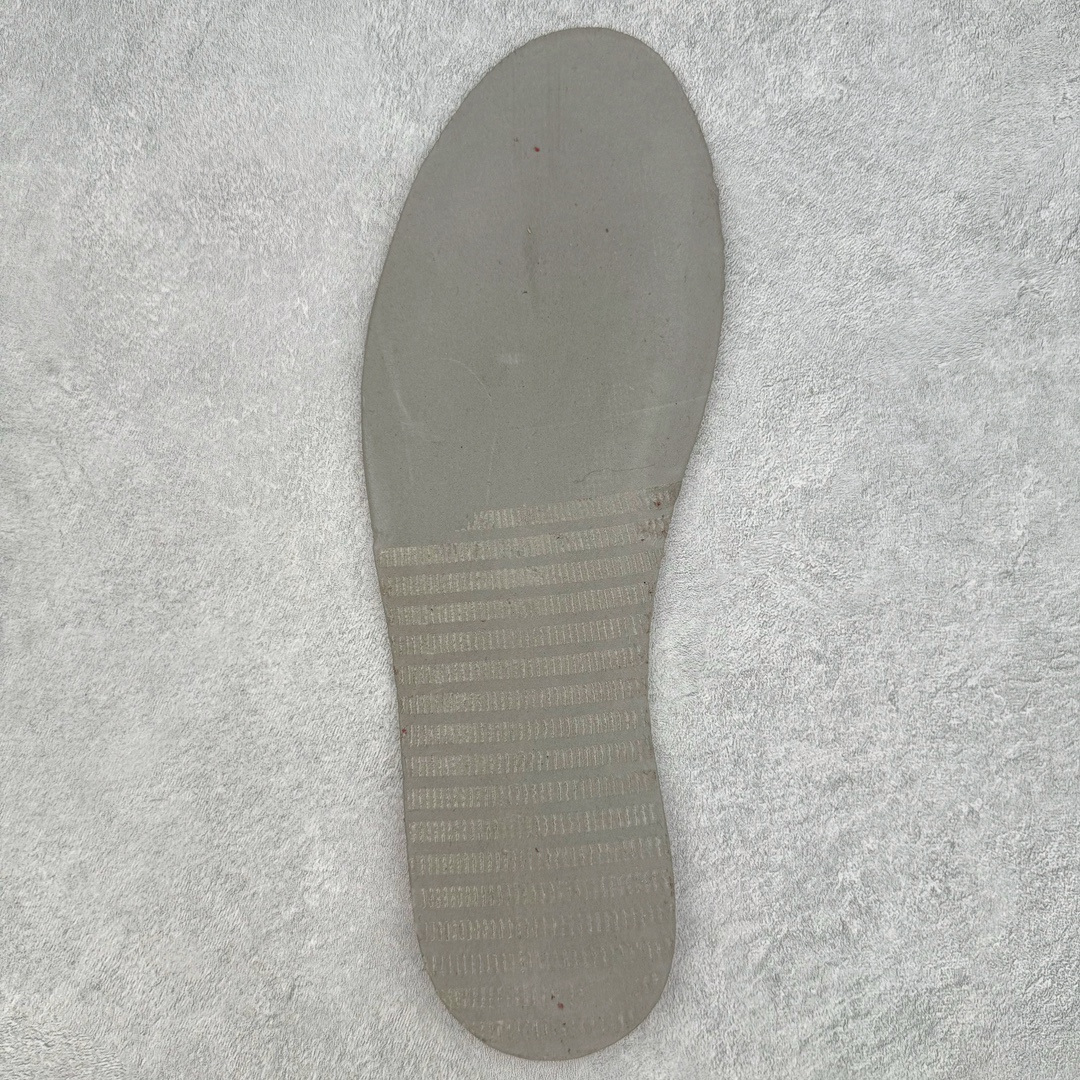 图片[20]-＃PB纯原福利 Air Jordan Courtside AJ23 简版中帮复古休闲运动文化篮球鞋 AR1000-001 市面唯一纯原批次 全套原纸板楦头开发 原厂大底磨具加持立体防滑纹理 原装可视Air Sole气垫 原汁原味最完美的版型 唯一正确鞋头趴度弧度高度鞋身腰线 作为AJ3到AJ4之间的过渡产品 之所以被称为AJ3的简版 它们的造型非常的相似但是也有一些差异 鞋面采用耐磨的牛剖层和人造革鞋面搭配 后跟可以明显看见Air Max气垫 出色的包裹效果让鞋子脚感非常舒适 也让脚掌以及脚面更加的贴合鞋子 在双脚落地产生冲击力的同时 可视气垫可以有效减缓力道 提高鞋子整体的稳定性 既能起到减震的作用 又能保证双足舒适的脚感 另外灵敏的Phylon中底以及鞋帮的设计 锁住双足 也为前掌提供了有效的包裹 内衬部分采用了透气的织物材料 为脚部的舒适脚感提供了充足的条件 最后就是大底部分 大底采用的是橡胶材质 无论是日常压马路还是简单的运动 都是可以驾驭 鞋底水波纹以及其他不规则图案 也保障了鞋子充足的防滑性以及耐磨性 尺码：36 36.5 37.5 38 38.5 39 40 40.5 41 42 42.5 43 44 45 46 47.5-选品中心