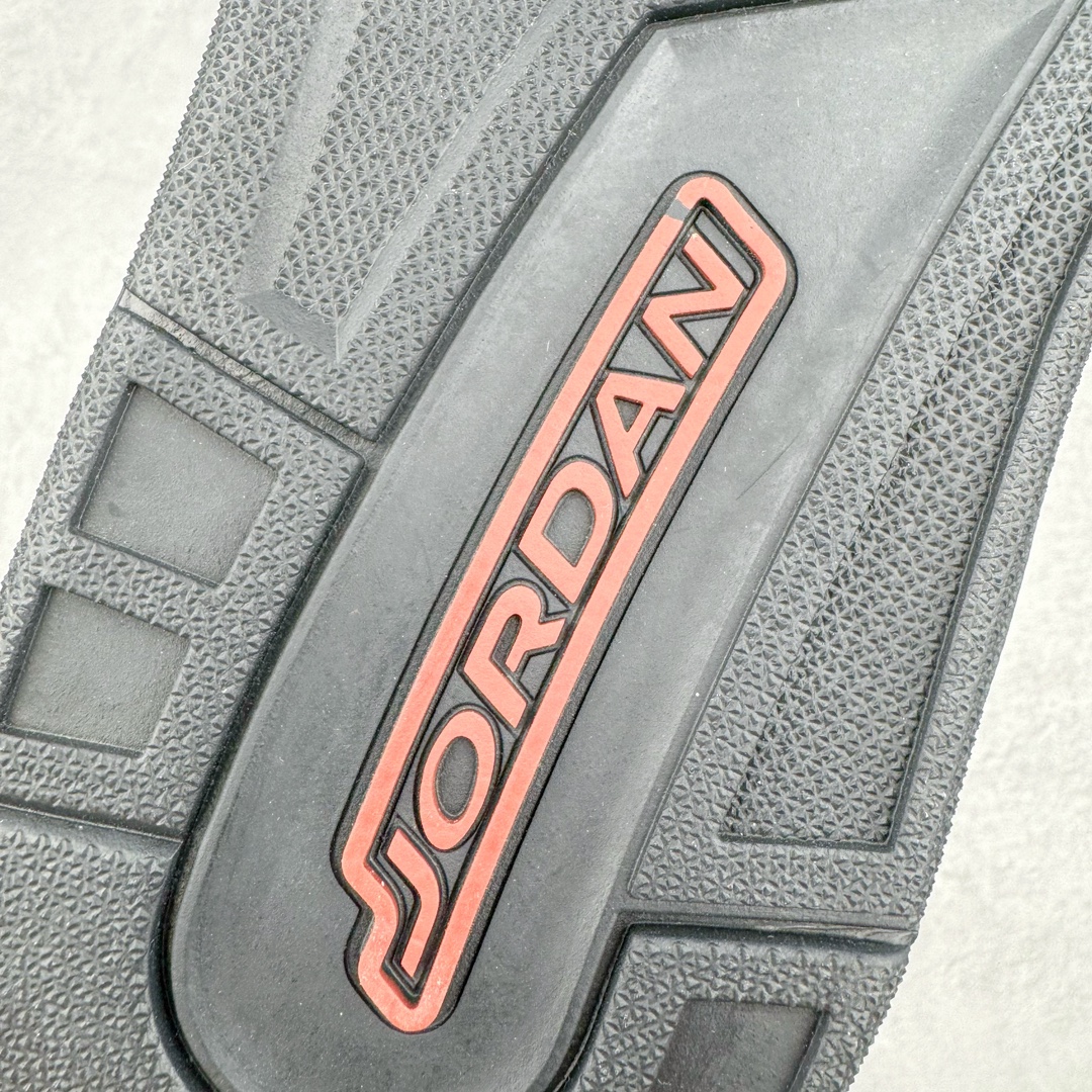 图片[15]-＃PB纯原 Air Jordan Courtside AJ23 简版中帮复古休闲运动文化篮球鞋 市面唯一纯原批次 全套原纸板楦头开发 原厂大底磨具加持立体防滑纹理 原装可视Air Sole气垫 原汁原味最完美的版型 唯一正确鞋头趴度弧度高度鞋身腰线 作为AJ3到AJ4之间的过渡产品 之所以被称为AJ3的简版 它们的造型非常的相似但是也有一些差异 鞋面采用耐磨的牛剖层和人造革鞋面搭配 后跟可以明显看见Air Max气垫 出色的包裹效果让鞋子脚感非常舒适 也让脚掌以及脚面更加的贴合鞋子 在双脚落地产生冲击力的同时 可视气垫可以有效减缓力道 提高鞋子整体的稳定性 既能起到减震的作用 又能保证双足舒适的脚感 另外灵敏的Phylon中底以及鞋帮的设计 锁住双足 也为前掌提供了有效的包裹 内衬部分采用了透气的织物材料 为脚部的舒适脚感提供了充足的条件 最后就是大底部分 大底采用的是橡胶材质 无论是日常压马路还是简单的运动 都是可以驾驭 鞋底水波纹以及其他不规则图案 也保障了鞋子充足的防滑性以及耐磨性 尺码：36 36.5 37.5 38 38.5 39 40 40.5 41 42 42.5 43 44 45 46 47.5-选品中心