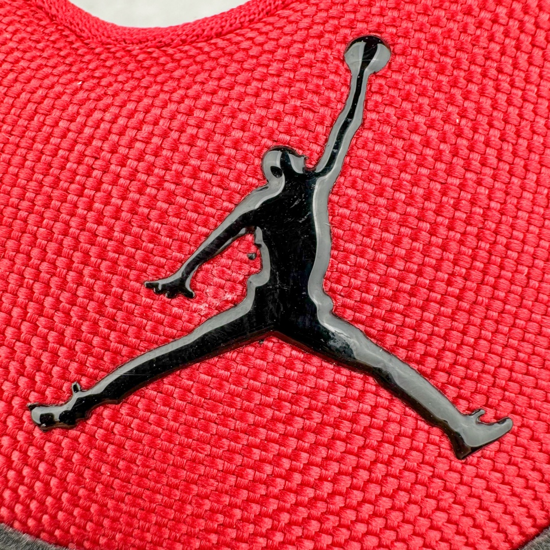 图片[14]-＃PB纯原 Air Jordan Courtside AJ23 简版中帮复古休闲运动文化篮球鞋 市面唯一纯原批次 全套原纸板楦头开发 原厂大底磨具加持立体防滑纹理 原装可视Air Sole气垫 原汁原味最完美的版型 唯一正确鞋头趴度弧度高度鞋身腰线 作为AJ3到AJ4之间的过渡产品 之所以被称为AJ3的简版 它们的造型非常的相似但是也有一些差异 鞋面采用耐磨的牛剖层和人造革鞋面搭配 后跟可以明显看见Air Max气垫 出色的包裹效果让鞋子脚感非常舒适 也让脚掌以及脚面更加的贴合鞋子 在双脚落地产生冲击力的同时 可视气垫可以有效减缓力道 提高鞋子整体的稳定性 既能起到减震的作用 又能保证双足舒适的脚感 另外灵敏的Phylon中底以及鞋帮的设计 锁住双足 也为前掌提供了有效的包裹 内衬部分采用了透气的织物材料 为脚部的舒适脚感提供了充足的条件 最后就是大底部分 大底采用的是橡胶材质 无论是日常压马路还是简单的运动 都是可以驾驭 鞋底水波纹以及其他不规则图案 也保障了鞋子充足的防滑性以及耐磨性 尺码：36 36.5 37.5 38 38.5 39 40 40.5 41 42 42.5 43 44 45 46 47.5-选品中心