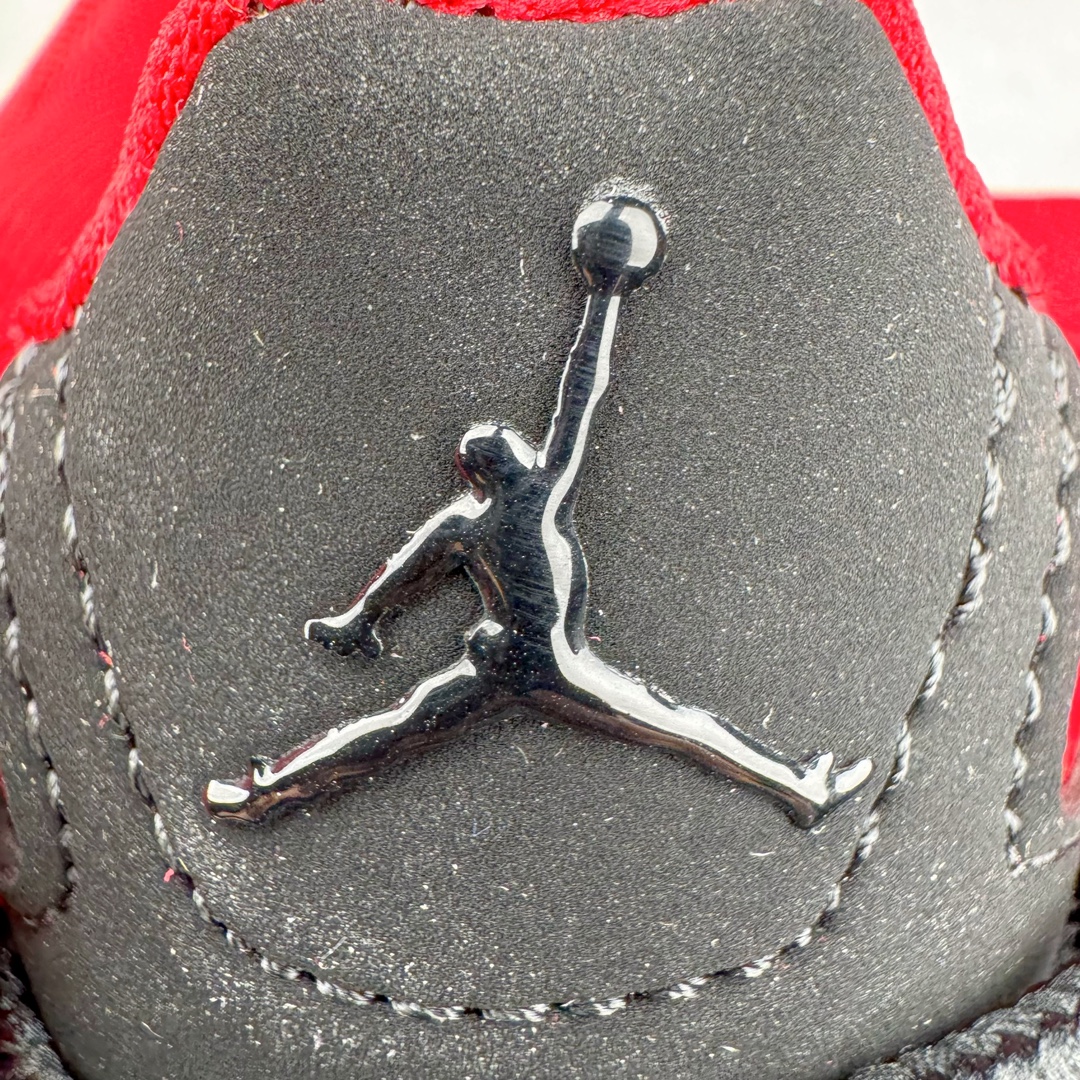 图片[10]-＃PB纯原 Air Jordan Courtside AJ23 简版中帮复古休闲运动文化篮球鞋 市面唯一纯原批次 全套原纸板楦头开发 原厂大底磨具加持立体防滑纹理 原装可视Air Sole气垫 原汁原味最完美的版型 唯一正确鞋头趴度弧度高度鞋身腰线 作为AJ3到AJ4之间的过渡产品 之所以被称为AJ3的简版 它们的造型非常的相似但是也有一些差异 鞋面采用耐磨的牛剖层和人造革鞋面搭配 后跟可以明显看见Air Max气垫 出色的包裹效果让鞋子脚感非常舒适 也让脚掌以及脚面更加的贴合鞋子 在双脚落地产生冲击力的同时 可视气垫可以有效减缓力道 提高鞋子整体的稳定性 既能起到减震的作用 又能保证双足舒适的脚感 另外灵敏的Phylon中底以及鞋帮的设计 锁住双足 也为前掌提供了有效的包裹 内衬部分采用了透气的织物材料 为脚部的舒适脚感提供了充足的条件 最后就是大底部分 大底采用的是橡胶材质 无论是日常压马路还是简单的运动 都是可以驾驭 鞋底水波纹以及其他不规则图案 也保障了鞋子充足的防滑性以及耐磨性 尺码：36 36.5 37.5 38 38.5 39 40 40.5 41 42 42.5 43 44 45 46 47.5-选品中心