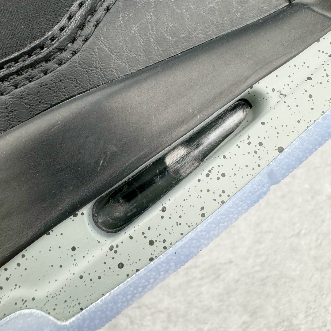 图片[16]-＃PB纯原福利‼️ Air Jordan Courtside AJ23 简版中帮复古休闲运动文化篮球鞋 AR1002-023 市面唯一纯原批次 全套原纸板楦头开发 原厂大底磨具加持立体防滑纹理 原装可视Air Sole气垫 原汁原味最完美的版型 唯一正确鞋头趴度弧度高度鞋身腰线 作为AJ3到AJ4之间的过渡产品 之所以被称为AJ3的简版 它们的造型非常的相似但是也有一些差异 鞋面采用耐磨的牛剖层和人造革鞋面搭配 后跟可以明显看见Air Max气垫 出色的包裹效果让鞋子脚感非常舒适 也让脚掌以及脚面更加的贴合鞋子 在双脚落地产生冲击力的同时 可视气垫可以有效减缓力道 提高鞋子整体的稳定性 既能起到减震的作用 又能保证双足舒适的脚感 另外灵敏的Phylon中底以及鞋帮的设计 锁住双足 也为前掌提供了有效的包裹 内衬部分采用了透气的织物材料 为脚部的舒适脚感提供了充足的条件 最后就是大底部分 大底采用的是橡胶材质 无论是日常压马路还是简单的运动 都是可以驾驭 鞋底水波纹以及其他不规则图案 也保障了鞋子充足的防滑性以及耐磨性 尺码：36 36.5 37.5 38 38.5 39 40 40.5 41 42 42.5 43 44 45 46 47.5-选品中心