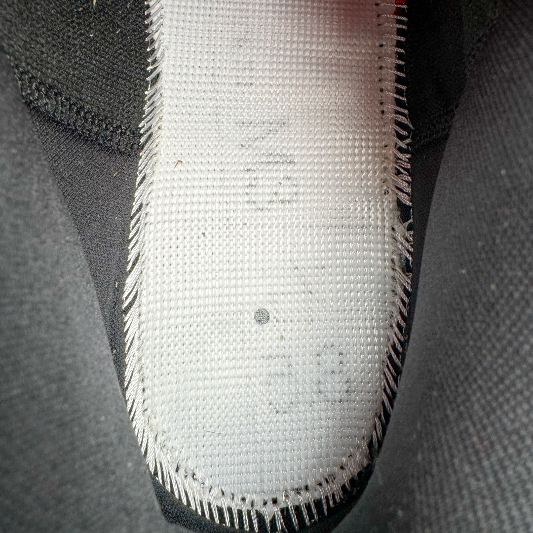 图片[20]-＃PB纯原福利‼️ Air Jordan Courtside AJ23 简版中帮复古休闲运动文化篮球鞋 AR1002-023 市面唯一纯原批次 全套原纸板楦头开发 原厂大底磨具加持立体防滑纹理 原装可视Air Sole气垫 原汁原味最完美的版型 唯一正确鞋头趴度弧度高度鞋身腰线 作为AJ3到AJ4之间的过渡产品 之所以被称为AJ3的简版 它们的造型非常的相似但是也有一些差异 鞋面采用耐磨的牛剖层和人造革鞋面搭配 后跟可以明显看见Air Max气垫 出色的包裹效果让鞋子脚感非常舒适 也让脚掌以及脚面更加的贴合鞋子 在双脚落地产生冲击力的同时 可视气垫可以有效减缓力道 提高鞋子整体的稳定性 既能起到减震的作用 又能保证双足舒适的脚感 另外灵敏的Phylon中底以及鞋帮的设计 锁住双足 也为前掌提供了有效的包裹 内衬部分采用了透气的织物材料 为脚部的舒适脚感提供了充足的条件 最后就是大底部分 大底采用的是橡胶材质 无论是日常压马路还是简单的运动 都是可以驾驭 鞋底水波纹以及其他不规则图案 也保障了鞋子充足的防滑性以及耐磨性 尺码：36 36.5 37.5 38 38.5 39 40 40.5 41 42 42.5 43 44 45 46 47.5-选品中心