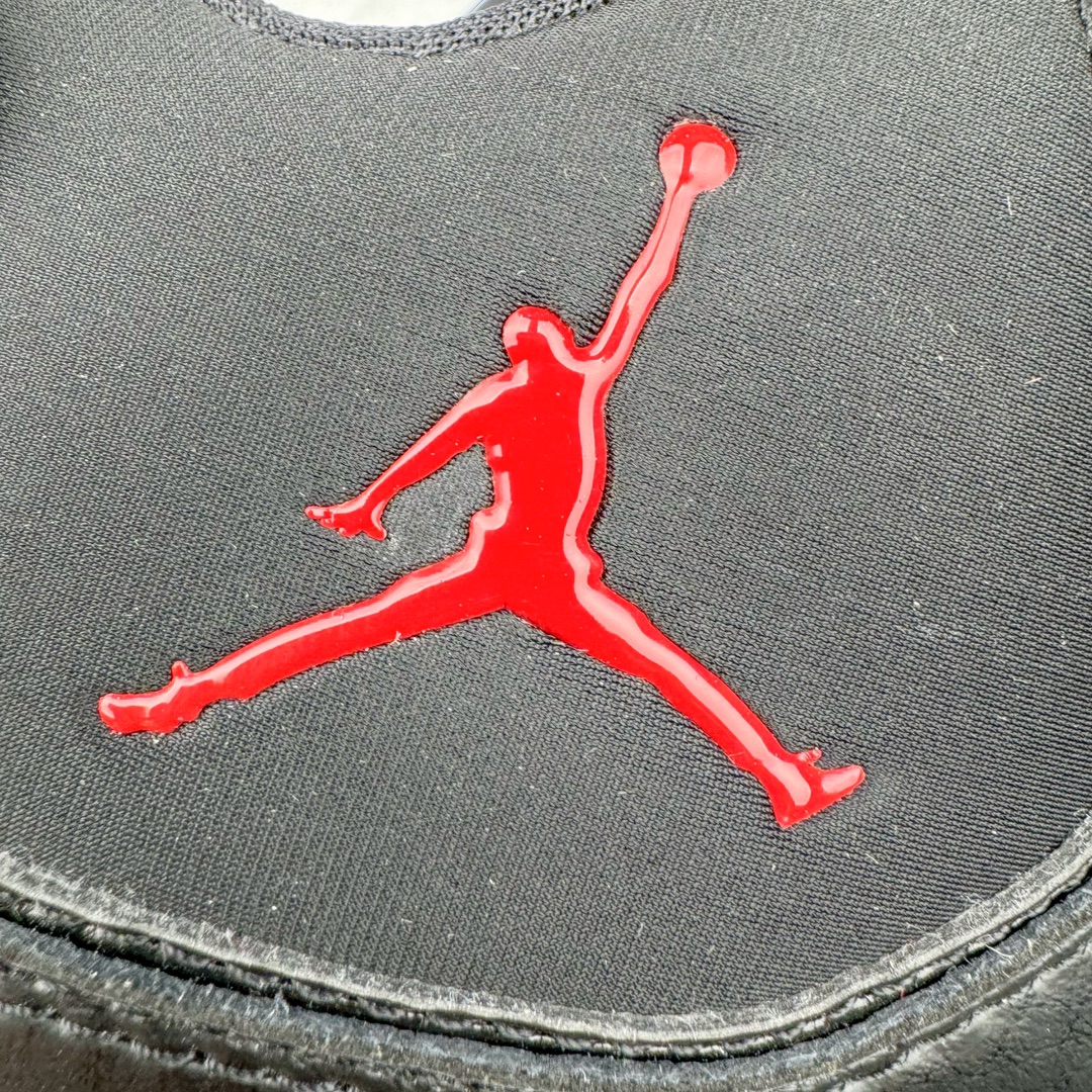 图片[15]-＃PB纯原福利‼️ Air Jordan Courtside AJ23 简版中帮复古休闲运动文化篮球鞋 AR1002-023 市面唯一纯原批次 全套原纸板楦头开发 原厂大底磨具加持立体防滑纹理 原装可视Air Sole气垫 原汁原味最完美的版型 唯一正确鞋头趴度弧度高度鞋身腰线 作为AJ3到AJ4之间的过渡产品 之所以被称为AJ3的简版 它们的造型非常的相似但是也有一些差异 鞋面采用耐磨的牛剖层和人造革鞋面搭配 后跟可以明显看见Air Max气垫 出色的包裹效果让鞋子脚感非常舒适 也让脚掌以及脚面更加的贴合鞋子 在双脚落地产生冲击力的同时 可视气垫可以有效减缓力道 提高鞋子整体的稳定性 既能起到减震的作用 又能保证双足舒适的脚感 另外灵敏的Phylon中底以及鞋帮的设计 锁住双足 也为前掌提供了有效的包裹 内衬部分采用了透气的织物材料 为脚部的舒适脚感提供了充足的条件 最后就是大底部分 大底采用的是橡胶材质 无论是日常压马路还是简单的运动 都是可以驾驭 鞋底水波纹以及其他不规则图案 也保障了鞋子充足的防滑性以及耐磨性 尺码：36 36.5 37.5 38 38.5 39 40 40.5 41 42 42.5 43 44 45 46 47.5-选品中心