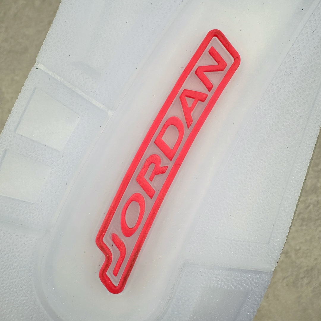 图片[14]-＃PB纯原福利‼️ Air Jordan Courtside AJ23 简版中帮复古休闲运动文化篮球鞋 AR1002-023 市面唯一纯原批次 全套原纸板楦头开发 原厂大底磨具加持立体防滑纹理 原装可视Air Sole气垫 原汁原味最完美的版型 唯一正确鞋头趴度弧度高度鞋身腰线 作为AJ3到AJ4之间的过渡产品 之所以被称为AJ3的简版 它们的造型非常的相似但是也有一些差异 鞋面采用耐磨的牛剖层和人造革鞋面搭配 后跟可以明显看见Air Max气垫 出色的包裹效果让鞋子脚感非常舒适 也让脚掌以及脚面更加的贴合鞋子 在双脚落地产生冲击力的同时 可视气垫可以有效减缓力道 提高鞋子整体的稳定性 既能起到减震的作用 又能保证双足舒适的脚感 另外灵敏的Phylon中底以及鞋帮的设计 锁住双足 也为前掌提供了有效的包裹 内衬部分采用了透气的织物材料 为脚部的舒适脚感提供了充足的条件 最后就是大底部分 大底采用的是橡胶材质 无论是日常压马路还是简单的运动 都是可以驾驭 鞋底水波纹以及其他不规则图案 也保障了鞋子充足的防滑性以及耐磨性 尺码：36 36.5 37.5 38 38.5 39 40 40.5 41 42 42.5 43 44 45 46 47.5-选品中心