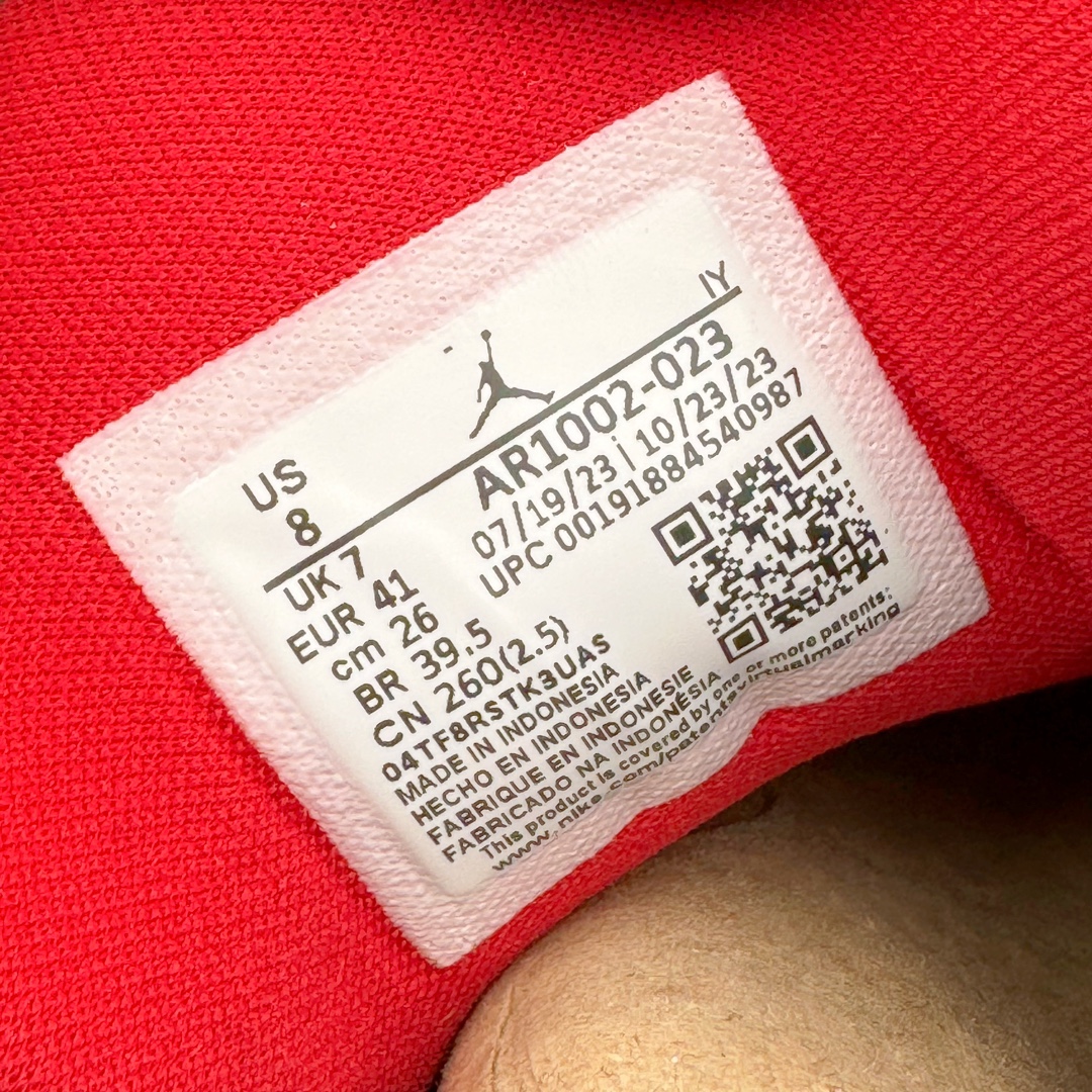 图片[18]-＃PB纯原福利‼️ Air Jordan Courtside AJ23 简版中帮复古休闲运动文化篮球鞋 AR1002-023 市面唯一纯原批次 全套原纸板楦头开发 原厂大底磨具加持立体防滑纹理 原装可视Air Sole气垫 原汁原味最完美的版型 唯一正确鞋头趴度弧度高度鞋身腰线 作为AJ3到AJ4之间的过渡产品 之所以被称为AJ3的简版 它们的造型非常的相似但是也有一些差异 鞋面采用耐磨的牛剖层和人造革鞋面搭配 后跟可以明显看见Air Max气垫 出色的包裹效果让鞋子脚感非常舒适 也让脚掌以及脚面更加的贴合鞋子 在双脚落地产生冲击力的同时 可视气垫可以有效减缓力道 提高鞋子整体的稳定性 既能起到减震的作用 又能保证双足舒适的脚感 另外灵敏的Phylon中底以及鞋帮的设计 锁住双足 也为前掌提供了有效的包裹 内衬部分采用了透气的织物材料 为脚部的舒适脚感提供了充足的条件 最后就是大底部分 大底采用的是橡胶材质 无论是日常压马路还是简单的运动 都是可以驾驭 鞋底水波纹以及其他不规则图案 也保障了鞋子充足的防滑性以及耐磨性 尺码：36 36.5 37.5 38 38.5 39 40 40.5 41 42 42.5 43 44 45 46 47.5-选品中心