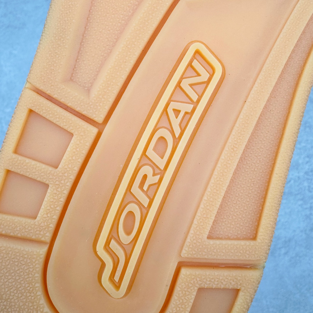 图片[16]-＃PB纯原福利 Air Jordan Courtside AJ23 简版中帮复古休闲运动文化篮球鞋 AT0057-023 市面唯一纯原批次 全套原纸板楦头开发 原厂大底磨具加持立体防滑纹理 原装可视Air Sole气垫 原汁原味最完美的版型 唯一正确鞋头趴度弧度高度鞋身腰线 作为AJ3到AJ4之间的过渡产品 之所以被称为AJ3的简版 它们的造型非常的相似但是也有一些差异 鞋面采用耐磨的牛剖层和人造革鞋面搭配 后跟可以明显看见Air Max气垫 出色的包裹效果让鞋子脚感非常舒适 也让脚掌以及脚面更加的贴合鞋子 在双脚落地产生冲击力的同时 可视气垫可以有效减缓力道 提高鞋子整体的稳定性 既能起到减震的作用 又能保证双足舒适的脚感 另外灵敏的Phylon中底以及鞋帮的设计 锁住双足 也为前掌提供了有效的包裹 内衬部分采用了透气的织物材料 为脚部的舒适脚感提供了充足的条件 最后就是大底部分 大底采用的是橡胶材质 无论是日常压马路还是简单的运动 都是可以驾驭 鞋底水波纹以及其他不规则图案 也保障了鞋子充足的防滑性以及耐磨性 尺码：36 36.5 37.5 38 38.5 39 40 40.5 41 42 42.5 43 44 45 46 47.5-选品中心