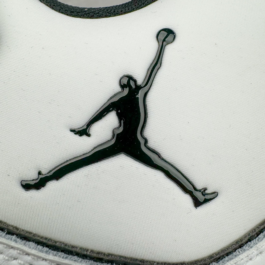图片[17]-＃PB纯原福利‼️ Air Jordan Courtside AJ23 简版中帮复古休闲运动文化篮球鞋 AR1000-100 市面唯一纯原批次 全套原纸板楦头开发 原厂大底磨具加持立体防滑纹理 原装可视Air Sole气垫 原汁原味最完美的版型 唯一正确鞋头趴度弧度高度鞋身腰线 作为AJ3到AJ4之间的过渡产品 之所以被称为AJ3的简版 它们的造型非常的相似但是也有一些差异 鞋面采用耐磨的牛剖层和人造革鞋面搭配 后跟可以明显看见Air Max气垫 出色的包裹效果让鞋子脚感非常舒适 也让脚掌以及脚面更加的贴合鞋子 在双脚落地产生冲击力的同时 可视气垫可以有效减缓力道 提高鞋子整体的稳定性 既能起到减震的作用 又能保证双足舒适的脚感 另外灵敏的Phylon中底以及鞋帮的设计 锁住双足 也为前掌提供了有效的包裹 内衬部分采用了透气的织物材料 为脚部的舒适脚感提供了充足的条件 最后就是大底部分 大底采用的是橡胶材质 无论是日常压马路还是简单的运动 都是可以驾驭 鞋底水波纹以及其他不规则图案 也保障了鞋子充足的防滑性以及耐磨性 尺码：36 36.5 37.5 38 38.5 39 40 40.5 41 42 42.5 43 44 45 46 47.5-选品中心