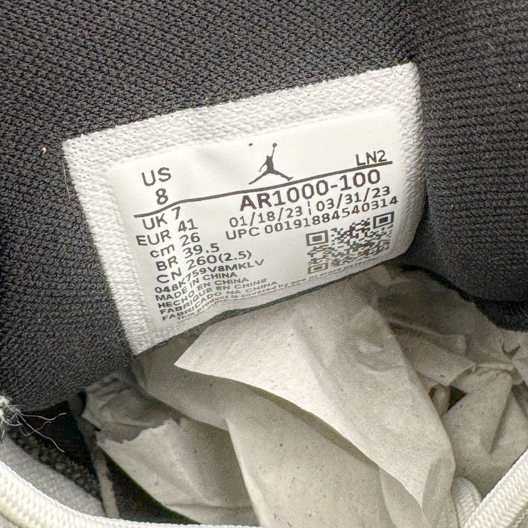图片[11]-＃PB纯原福利‼️ Air Jordan Courtside AJ23 简版中帮复古休闲运动文化篮球鞋 AR1000-100 市面唯一纯原批次 全套原纸板楦头开发 原厂大底磨具加持立体防滑纹理 原装可视Air Sole气垫 原汁原味最完美的版型 唯一正确鞋头趴度弧度高度鞋身腰线 作为AJ3到AJ4之间的过渡产品 之所以被称为AJ3的简版 它们的造型非常的相似但是也有一些差异 鞋面采用耐磨的牛剖层和人造革鞋面搭配 后跟可以明显看见Air Max气垫 出色的包裹效果让鞋子脚感非常舒适 也让脚掌以及脚面更加的贴合鞋子 在双脚落地产生冲击力的同时 可视气垫可以有效减缓力道 提高鞋子整体的稳定性 既能起到减震的作用 又能保证双足舒适的脚感 另外灵敏的Phylon中底以及鞋帮的设计 锁住双足 也为前掌提供了有效的包裹 内衬部分采用了透气的织物材料 为脚部的舒适脚感提供了充足的条件 最后就是大底部分 大底采用的是橡胶材质 无论是日常压马路还是简单的运动 都是可以驾驭 鞋底水波纹以及其他不规则图案 也保障了鞋子充足的防滑性以及耐磨性 尺码：36 36.5 37.5 38 38.5 39 40 40.5 41 42 42.5 43 44 45 46 47.5-选品中心