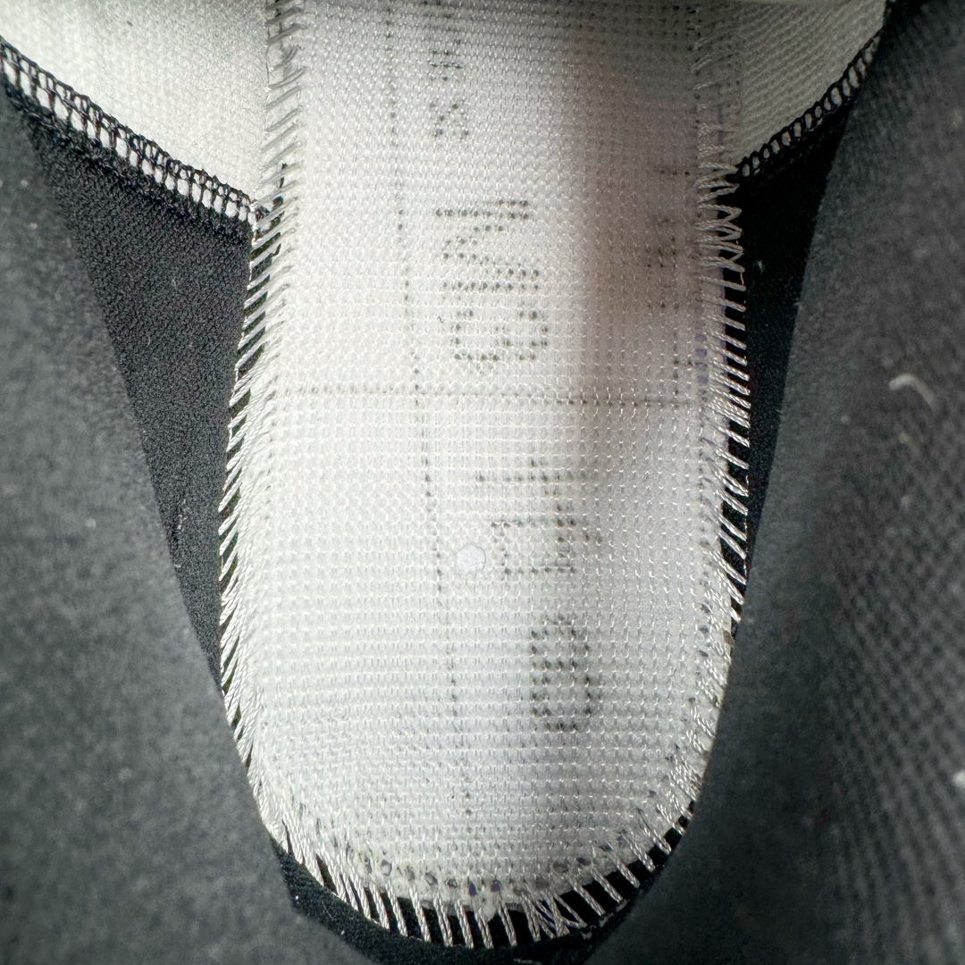 图片[10]-＃PB纯原福利‼️ Air Jordan Courtside AJ23 简版中帮复古休闲运动文化篮球鞋 AR1000-100 市面唯一纯原批次 全套原纸板楦头开发 原厂大底磨具加持立体防滑纹理 原装可视Air Sole气垫 原汁原味最完美的版型 唯一正确鞋头趴度弧度高度鞋身腰线 作为AJ3到AJ4之间的过渡产品 之所以被称为AJ3的简版 它们的造型非常的相似但是也有一些差异 鞋面采用耐磨的牛剖层和人造革鞋面搭配 后跟可以明显看见Air Max气垫 出色的包裹效果让鞋子脚感非常舒适 也让脚掌以及脚面更加的贴合鞋子 在双脚落地产生冲击力的同时 可视气垫可以有效减缓力道 提高鞋子整体的稳定性 既能起到减震的作用 又能保证双足舒适的脚感 另外灵敏的Phylon中底以及鞋帮的设计 锁住双足 也为前掌提供了有效的包裹 内衬部分采用了透气的织物材料 为脚部的舒适脚感提供了充足的条件 最后就是大底部分 大底采用的是橡胶材质 无论是日常压马路还是简单的运动 都是可以驾驭 鞋底水波纹以及其他不规则图案 也保障了鞋子充足的防滑性以及耐磨性 尺码：36 36.5 37.5 38 38.5 39 40 40.5 41 42 42.5 43 44 45 46 47.5-选品中心