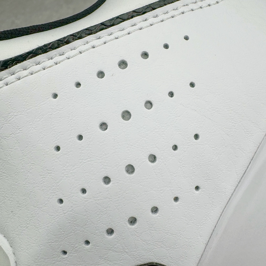 图片[13]-＃PB纯原福利‼️ Air Jordan Courtside AJ23 简版中帮复古休闲运动文化篮球鞋 AR1000-100 市面唯一纯原批次 全套原纸板楦头开发 原厂大底磨具加持立体防滑纹理 原装可视Air Sole气垫 原汁原味最完美的版型 唯一正确鞋头趴度弧度高度鞋身腰线 作为AJ3到AJ4之间的过渡产品 之所以被称为AJ3的简版 它们的造型非常的相似但是也有一些差异 鞋面采用耐磨的牛剖层和人造革鞋面搭配 后跟可以明显看见Air Max气垫 出色的包裹效果让鞋子脚感非常舒适 也让脚掌以及脚面更加的贴合鞋子 在双脚落地产生冲击力的同时 可视气垫可以有效减缓力道 提高鞋子整体的稳定性 既能起到减震的作用 又能保证双足舒适的脚感 另外灵敏的Phylon中底以及鞋帮的设计 锁住双足 也为前掌提供了有效的包裹 内衬部分采用了透气的织物材料 为脚部的舒适脚感提供了充足的条件 最后就是大底部分 大底采用的是橡胶材质 无论是日常压马路还是简单的运动 都是可以驾驭 鞋底水波纹以及其他不规则图案 也保障了鞋子充足的防滑性以及耐磨性 尺码：36 36.5 37.5 38 38.5 39 40 40.5 41 42 42.5 43 44 45 46 47.5-选品中心