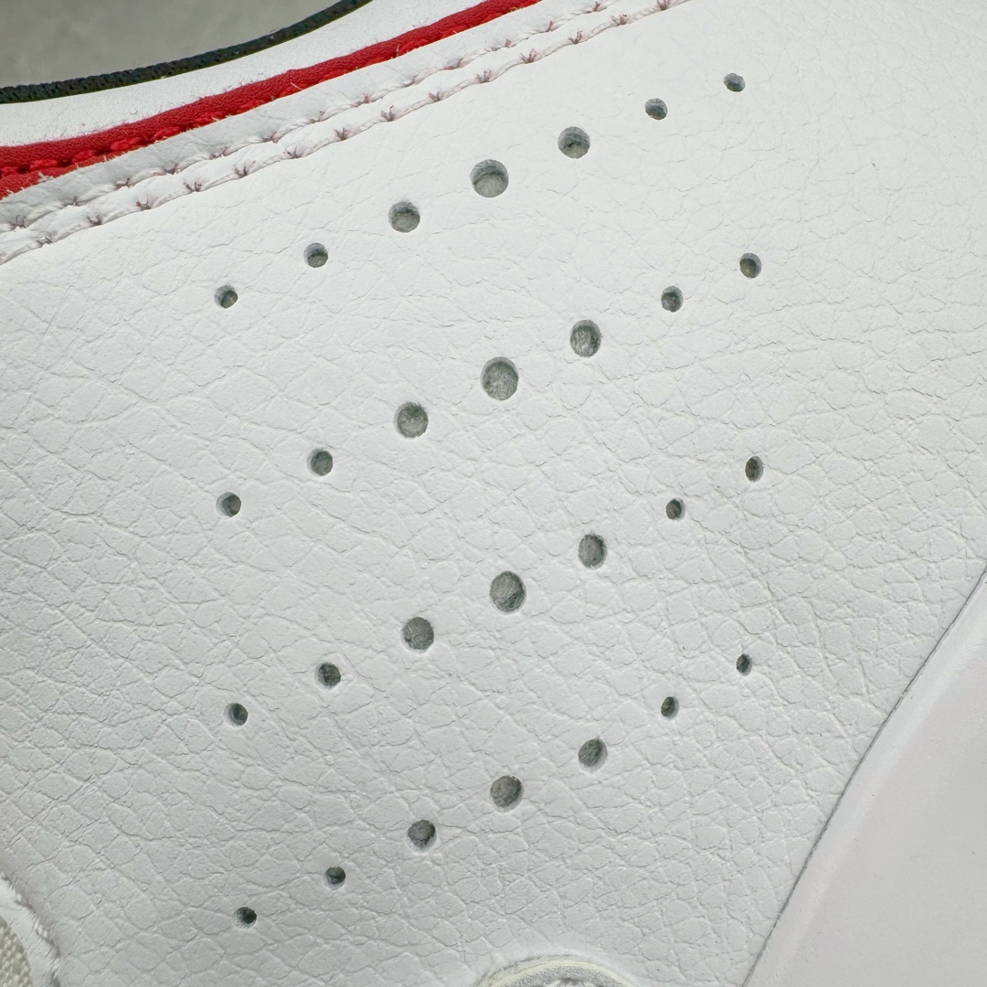 图片[14]-＃PB纯原福利‼️ Air Jordan Courtside AJ23 简版中帮复古休闲运动文化篮球鞋 DZ2791-101 市面唯一纯原批次 全套原纸板楦头开发 原厂大底磨具加持立体防滑纹理 原装可视Air Sole气垫 原汁原味最完美的版型 唯一正确鞋头趴度弧度高度鞋身腰线 作为AJ3到AJ4之间的过渡产品 之所以被称为AJ3的简版 它们的造型非常的相似但是也有一些差异 鞋面采用耐磨的牛剖层和人造革鞋面搭配 后跟可以明显看见Air Max气垫 出色的包裹效果让鞋子脚感非常舒适 也让脚掌以及脚面更加的贴合鞋子 在双脚落地产生冲击力的同时 可视气垫可以有效减缓力道 提高鞋子整体的稳定性 既能起到减震的作用 又能保证双足舒适的脚感 另外灵敏的Phylon中底以及鞋帮的设计 锁住双足 也为前掌提供了有效的包裹 内衬部分采用了透气的织物材料 为脚部的舒适脚感提供了充足的条件 最后就是大底部分 大底采用的是橡胶材质 无论是日常压马路还是简单的运动 都是可以驾驭 鞋底水波纹以及其他不规则图案 也保障了鞋子充足的防滑性以及耐磨性 尺码：36 36.5 37.5 38 38.5 39 40 40.5 41 42 42.5 43 44 45 46 47.5-选品中心