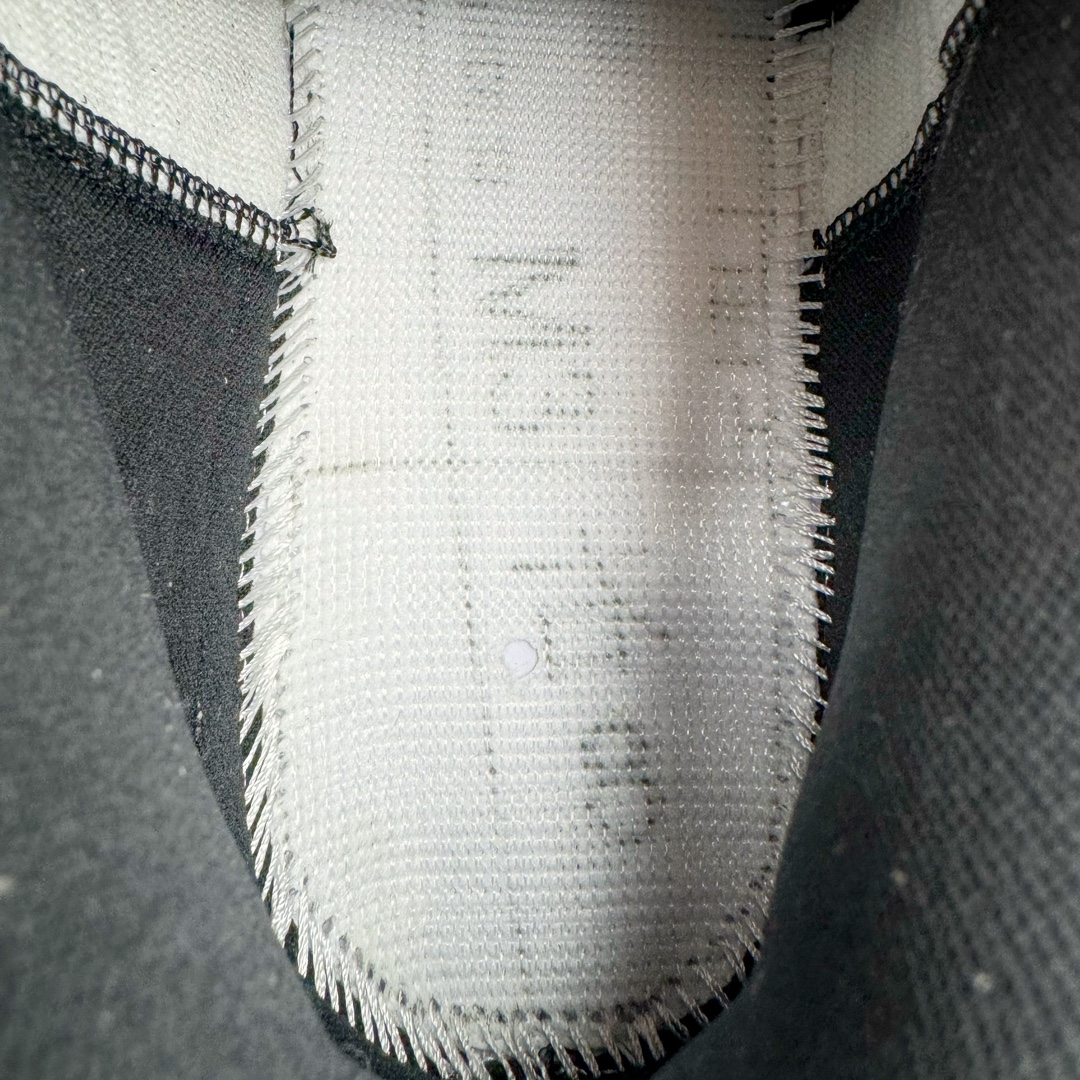 图片[10]-＃PB纯原福利‼️ Air Jordan Courtside AJ23 简版中帮复古休闲运动文化篮球鞋 DZ2791-101 市面唯一纯原批次 全套原纸板楦头开发 原厂大底磨具加持立体防滑纹理 原装可视Air Sole气垫 原汁原味最完美的版型 唯一正确鞋头趴度弧度高度鞋身腰线 作为AJ3到AJ4之间的过渡产品 之所以被称为AJ3的简版 它们的造型非常的相似但是也有一些差异 鞋面采用耐磨的牛剖层和人造革鞋面搭配 后跟可以明显看见Air Max气垫 出色的包裹效果让鞋子脚感非常舒适 也让脚掌以及脚面更加的贴合鞋子 在双脚落地产生冲击力的同时 可视气垫可以有效减缓力道 提高鞋子整体的稳定性 既能起到减震的作用 又能保证双足舒适的脚感 另外灵敏的Phylon中底以及鞋帮的设计 锁住双足 也为前掌提供了有效的包裹 内衬部分采用了透气的织物材料 为脚部的舒适脚感提供了充足的条件 最后就是大底部分 大底采用的是橡胶材质 无论是日常压马路还是简单的运动 都是可以驾驭 鞋底水波纹以及其他不规则图案 也保障了鞋子充足的防滑性以及耐磨性 尺码：36 36.5 37.5 38 38.5 39 40 40.5 41 42 42.5 43 44 45 46 47.5-选品中心