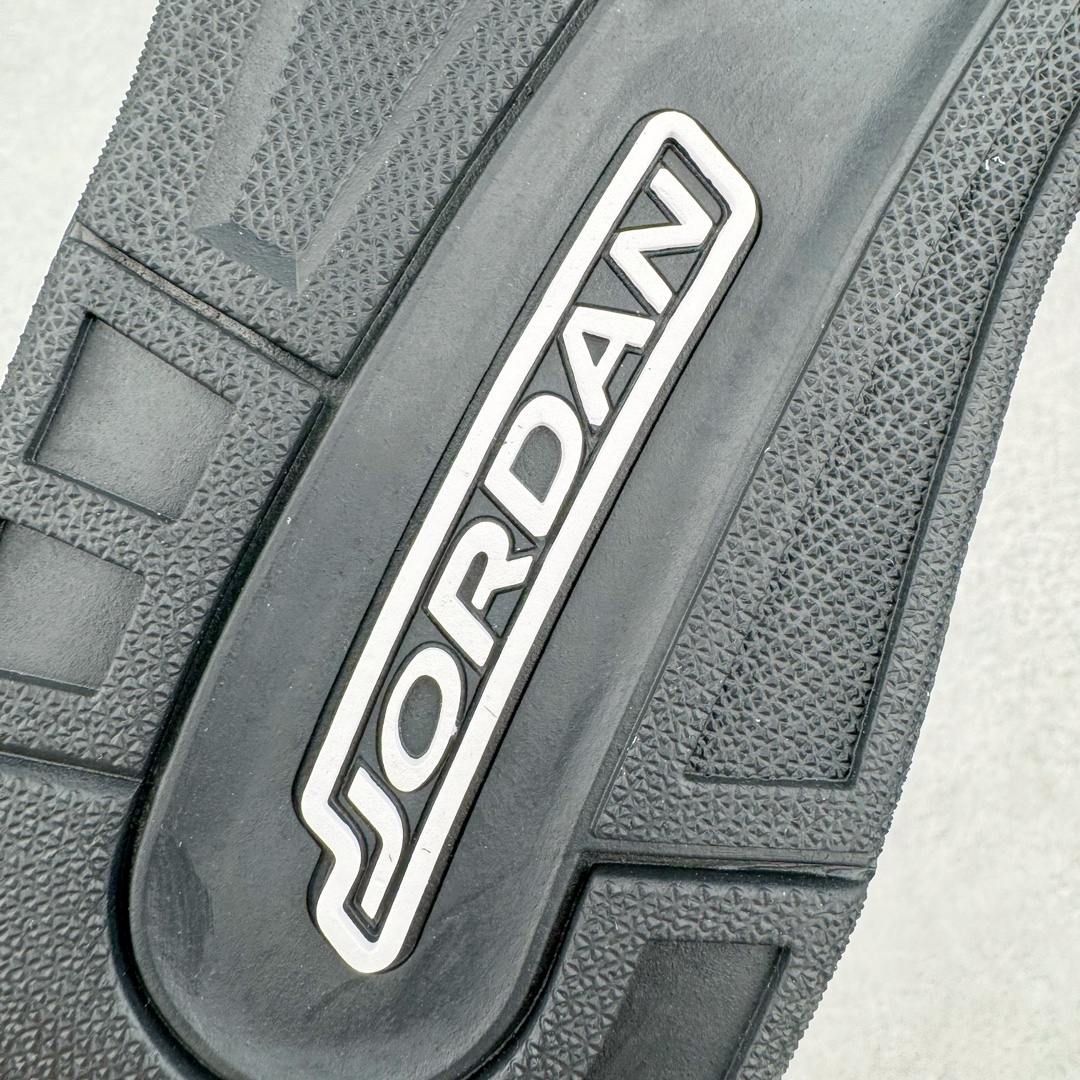 图片[19]-＃PB纯原福利‼️ Air Jordan Courtside AJ23 简版中帮复古休闲运动文化篮球鞋 DZ2791-101 市面唯一纯原批次 全套原纸板楦头开发 原厂大底磨具加持立体防滑纹理 原装可视Air Sole气垫 原汁原味最完美的版型 唯一正确鞋头趴度弧度高度鞋身腰线 作为AJ3到AJ4之间的过渡产品 之所以被称为AJ3的简版 它们的造型非常的相似但是也有一些差异 鞋面采用耐磨的牛剖层和人造革鞋面搭配 后跟可以明显看见Air Max气垫 出色的包裹效果让鞋子脚感非常舒适 也让脚掌以及脚面更加的贴合鞋子 在双脚落地产生冲击力的同时 可视气垫可以有效减缓力道 提高鞋子整体的稳定性 既能起到减震的作用 又能保证双足舒适的脚感 另外灵敏的Phylon中底以及鞋帮的设计 锁住双足 也为前掌提供了有效的包裹 内衬部分采用了透气的织物材料 为脚部的舒适脚感提供了充足的条件 最后就是大底部分 大底采用的是橡胶材质 无论是日常压马路还是简单的运动 都是可以驾驭 鞋底水波纹以及其他不规则图案 也保障了鞋子充足的防滑性以及耐磨性 尺码：36 36.5 37.5 38 38.5 39 40 40.5 41 42 42.5 43 44 45 46 47.5-选品中心