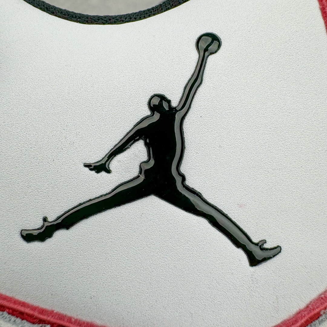 图片[17]-＃PB纯原福利‼️ Air Jordan Courtside AJ23 简版中帮复古休闲运动文化篮球鞋 DZ2791-101 市面唯一纯原批次 全套原纸板楦头开发 原厂大底磨具加持立体防滑纹理 原装可视Air Sole气垫 原汁原味最完美的版型 唯一正确鞋头趴度弧度高度鞋身腰线 作为AJ3到AJ4之间的过渡产品 之所以被称为AJ3的简版 它们的造型非常的相似但是也有一些差异 鞋面采用耐磨的牛剖层和人造革鞋面搭配 后跟可以明显看见Air Max气垫 出色的包裹效果让鞋子脚感非常舒适 也让脚掌以及脚面更加的贴合鞋子 在双脚落地产生冲击力的同时 可视气垫可以有效减缓力道 提高鞋子整体的稳定性 既能起到减震的作用 又能保证双足舒适的脚感 另外灵敏的Phylon中底以及鞋帮的设计 锁住双足 也为前掌提供了有效的包裹 内衬部分采用了透气的织物材料 为脚部的舒适脚感提供了充足的条件 最后就是大底部分 大底采用的是橡胶材质 无论是日常压马路还是简单的运动 都是可以驾驭 鞋底水波纹以及其他不规则图案 也保障了鞋子充足的防滑性以及耐磨性 尺码：36 36.5 37.5 38 38.5 39 40 40.5 41 42 42.5 43 44 45 46 47.5-选品中心