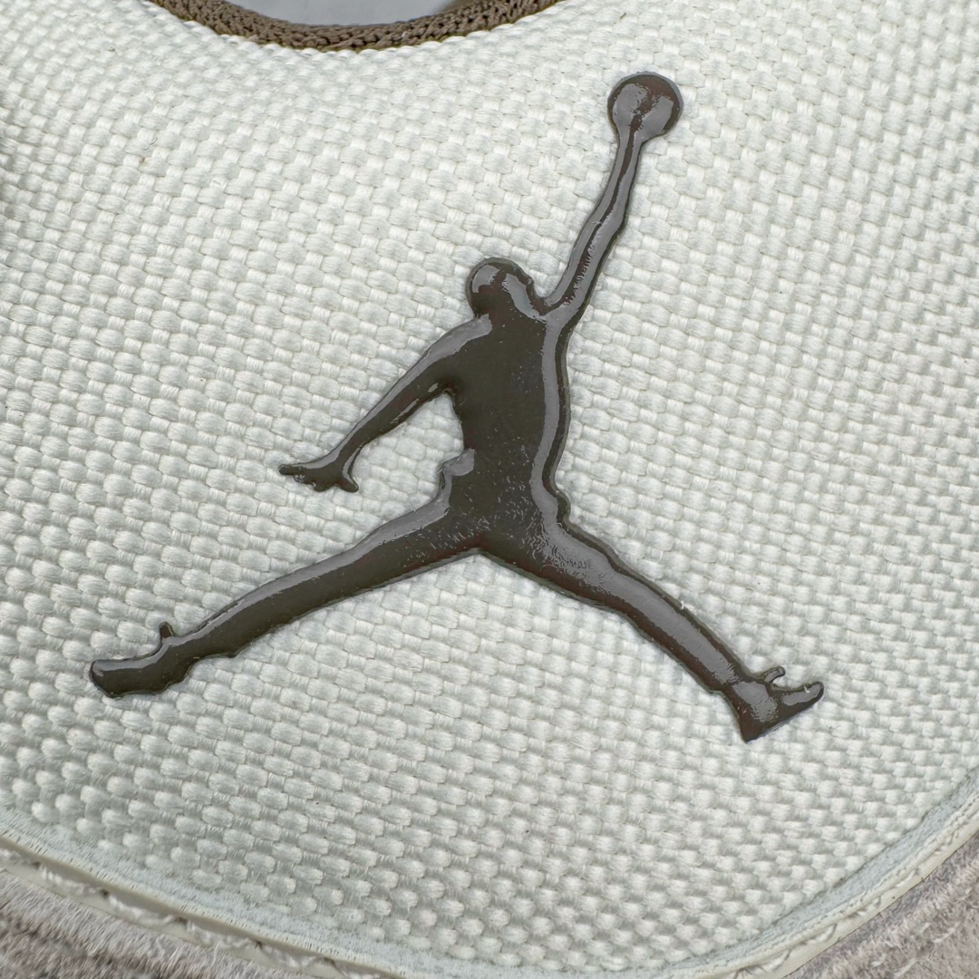 图片[16]-＃PB纯原福利 Air Jordan Courtside AJ23 简版中帮复古休闲运动文化篮球鞋 FQ6860-121 市面唯一纯原批次 全套原纸板楦头开发 原厂大底磨具加持立体防滑纹理 原装可视Air Sole气垫 原汁原味最完美的版型 唯一正确鞋头趴度弧度高度鞋身腰线 作为AJ3到AJ4之间的过渡产品 之所以被称为AJ3的简版 它们的造型非常的相似但是也有一些差异 鞋面采用耐磨的牛剖层和人造革鞋面搭配 后跟可以明显看见Air Max气垫 出色的包裹效果让鞋子脚感非常舒适 也让脚掌以及脚面更加的贴合鞋子 在双脚落地产生冲击力的同时 可视气垫可以有效减缓力道 提高鞋子整体的稳定性 既能起到减震的作用 又能保证双足舒适的脚感 另外灵敏的Phylon中底以及鞋帮的设计 锁住双足 也为前掌提供了有效的包裹 内衬部分采用了透气的织物材料 为脚部的舒适脚感提供了充足的条件 最后就是大底部分 大底采用的是橡胶材质 无论是日常压马路还是简单的运动 都是可以驾驭 鞋底水波纹以及其他不规则图案 也保障了鞋子充足的防滑性以及耐磨性 尺码：36 36.5 37.5 38 38.5 39 40 40.5 41 42 42.5 43 44 45 46 47.5-选品中心