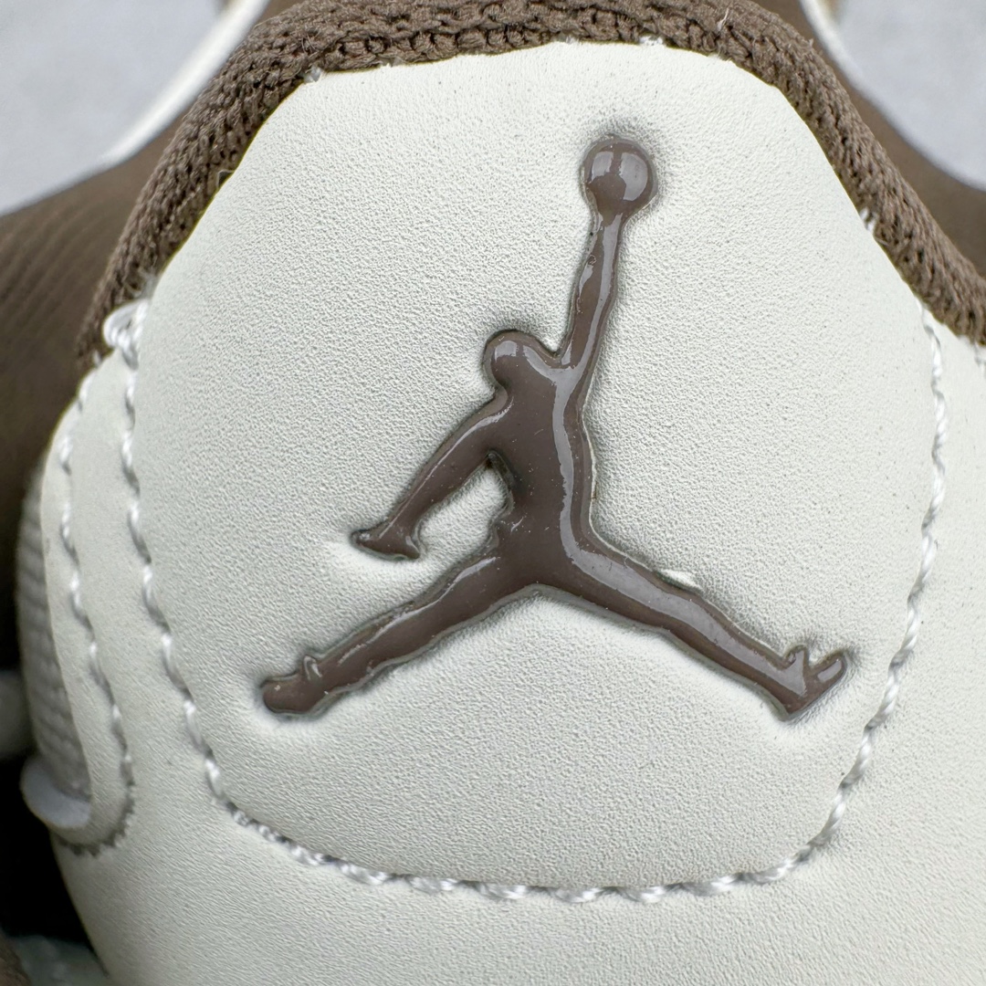 图片[13]-＃PB纯原福利 Air Jordan Courtside AJ23 简版中帮复古休闲运动文化篮球鞋 FQ6860-121 市面唯一纯原批次 全套原纸板楦头开发 原厂大底磨具加持立体防滑纹理 原装可视Air Sole气垫 原汁原味最完美的版型 唯一正确鞋头趴度弧度高度鞋身腰线 作为AJ3到AJ4之间的过渡产品 之所以被称为AJ3的简版 它们的造型非常的相似但是也有一些差异 鞋面采用耐磨的牛剖层和人造革鞋面搭配 后跟可以明显看见Air Max气垫 出色的包裹效果让鞋子脚感非常舒适 也让脚掌以及脚面更加的贴合鞋子 在双脚落地产生冲击力的同时 可视气垫可以有效减缓力道 提高鞋子整体的稳定性 既能起到减震的作用 又能保证双足舒适的脚感 另外灵敏的Phylon中底以及鞋帮的设计 锁住双足 也为前掌提供了有效的包裹 内衬部分采用了透气的织物材料 为脚部的舒适脚感提供了充足的条件 最后就是大底部分 大底采用的是橡胶材质 无论是日常压马路还是简单的运动 都是可以驾驭 鞋底水波纹以及其他不规则图案 也保障了鞋子充足的防滑性以及耐磨性 尺码：36 36.5 37.5 38 38.5 39 40 40.5 41 42 42.5 43 44 45 46 47.5-选品中心