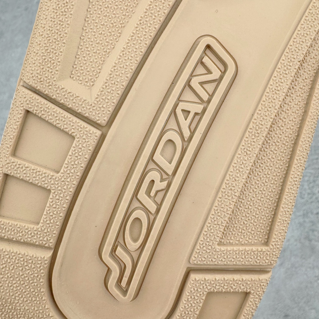 图片[18]-＃PB纯原福利 Air Jordan Courtside AJ23 简版中帮复古休闲运动文化篮球鞋 FQ6860-121 市面唯一纯原批次 全套原纸板楦头开发 原厂大底磨具加持立体防滑纹理 原装可视Air Sole气垫 原汁原味最完美的版型 唯一正确鞋头趴度弧度高度鞋身腰线 作为AJ3到AJ4之间的过渡产品 之所以被称为AJ3的简版 它们的造型非常的相似但是也有一些差异 鞋面采用耐磨的牛剖层和人造革鞋面搭配 后跟可以明显看见Air Max气垫 出色的包裹效果让鞋子脚感非常舒适 也让脚掌以及脚面更加的贴合鞋子 在双脚落地产生冲击力的同时 可视气垫可以有效减缓力道 提高鞋子整体的稳定性 既能起到减震的作用 又能保证双足舒适的脚感 另外灵敏的Phylon中底以及鞋帮的设计 锁住双足 也为前掌提供了有效的包裹 内衬部分采用了透气的织物材料 为脚部的舒适脚感提供了充足的条件 最后就是大底部分 大底采用的是橡胶材质 无论是日常压马路还是简单的运动 都是可以驾驭 鞋底水波纹以及其他不规则图案 也保障了鞋子充足的防滑性以及耐磨性 尺码：36 36.5 37.5 38 38.5 39 40 40.5 41 42 42.5 43 44 45 46 47.5-选品中心