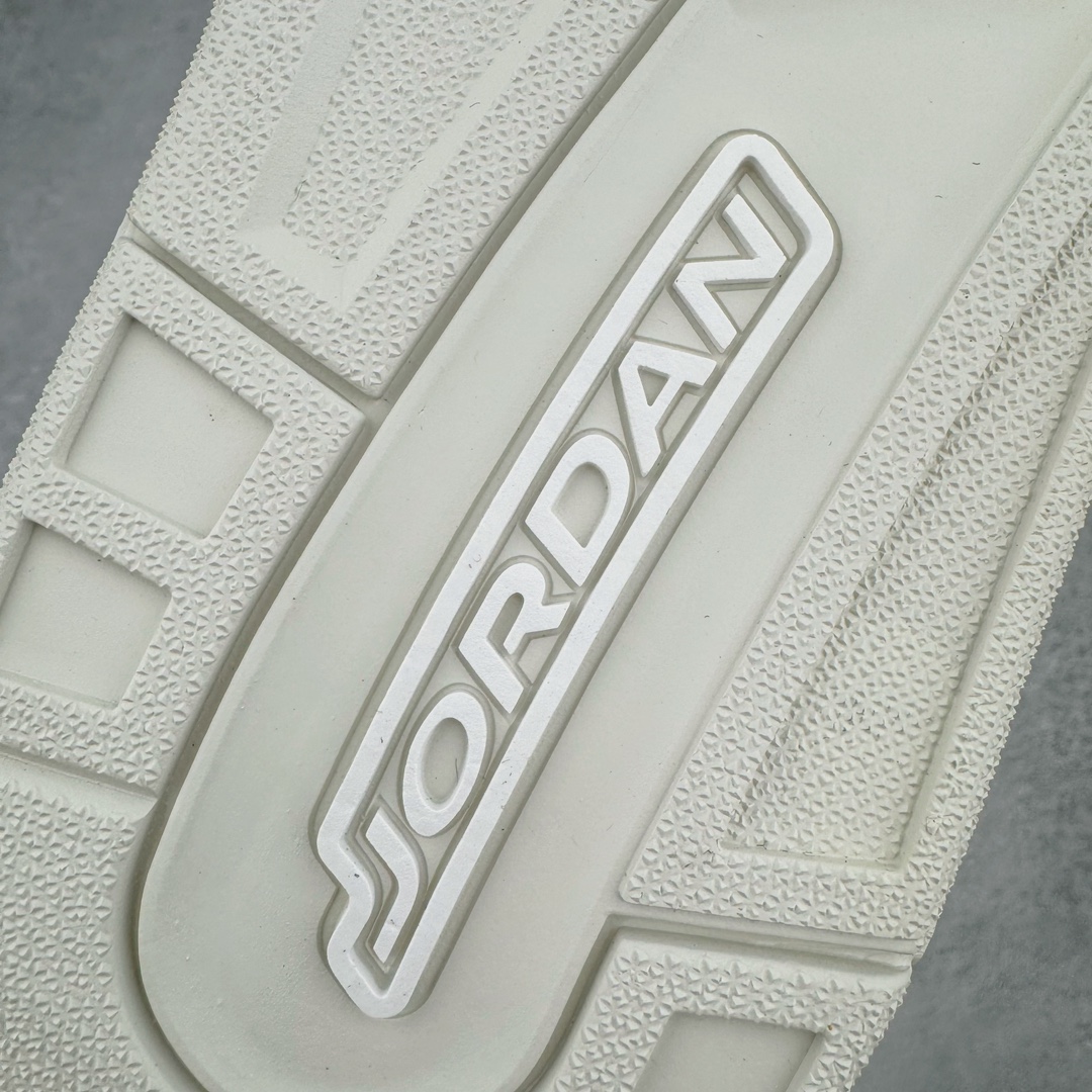 图片[20]-＃PB纯原福利 Air Jordan Courtside AJ23 简版中帮复古休闲运动文化篮球鞋 AR1000-003 市面唯一纯原批次 全套原纸板楦头开发 原厂大底磨具加持立体防滑纹理 原装可视Air Sole气垫 原汁原味最完美的版型 唯一正确鞋头趴度弧度高度鞋身腰线 作为AJ3到AJ4之间的过渡产品 之所以被称为AJ3的简版 它们的造型非常的相似但是也有一些差异 鞋面采用耐磨的牛剖层和人造革鞋面搭配 后跟可以明显看见Air Max气垫 出色的包裹效果让鞋子脚感非常舒适 也让脚掌以及脚面更加的贴合鞋子 在双脚落地产生冲击力的同时 可视气垫可以有效减缓力道 提高鞋子整体的稳定性 既能起到减震的作用 又能保证双足舒适的脚感 另外灵敏的Phylon中底以及鞋帮的设计 锁住双足 也为前掌提供了有效的包裹 内衬部分采用了透气的织物材料 为脚部的舒适脚感提供了充足的条件 最后就是大底部分 大底采用的是橡胶材质 无论是日常压马路还是简单的运动 都是可以驾驭 鞋底水波纹以及其他不规则图案 也保障了鞋子充足的防滑性以及耐磨性 尺码：36 36.5 37.5 38 38.5 39 40 40.5 41 42 42.5 43 44 45 46 47.5-选品中心