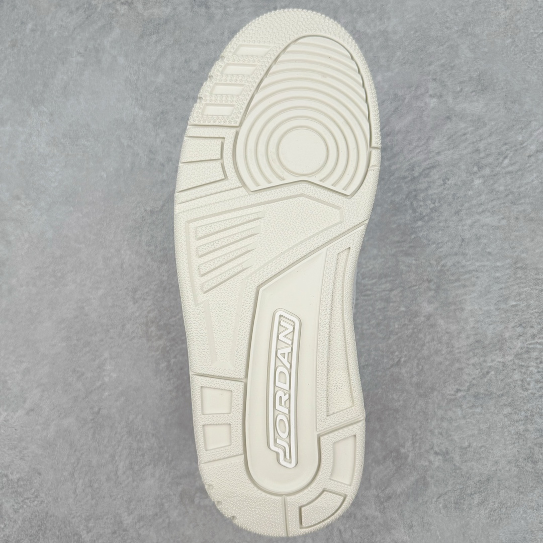 图片[9]-＃PB纯原福利 Air Jordan Courtside AJ23 简版中帮复古休闲运动文化篮球鞋 AR1000-003 市面唯一纯原批次 全套原纸板楦头开发 原厂大底磨具加持立体防滑纹理 原装可视Air Sole气垫 原汁原味最完美的版型 唯一正确鞋头趴度弧度高度鞋身腰线 作为AJ3到AJ4之间的过渡产品 之所以被称为AJ3的简版 它们的造型非常的相似但是也有一些差异 鞋面采用耐磨的牛剖层和人造革鞋面搭配 后跟可以明显看见Air Max气垫 出色的包裹效果让鞋子脚感非常舒适 也让脚掌以及脚面更加的贴合鞋子 在双脚落地产生冲击力的同时 可视气垫可以有效减缓力道 提高鞋子整体的稳定性 既能起到减震的作用 又能保证双足舒适的脚感 另外灵敏的Phylon中底以及鞋帮的设计 锁住双足 也为前掌提供了有效的包裹 内衬部分采用了透气的织物材料 为脚部的舒适脚感提供了充足的条件 最后就是大底部分 大底采用的是橡胶材质 无论是日常压马路还是简单的运动 都是可以驾驭 鞋底水波纹以及其他不规则图案 也保障了鞋子充足的防滑性以及耐磨性 尺码：36 36.5 37.5 38 38.5 39 40 40.5 41 42 42.5 43 44 45 46 47.5-选品中心