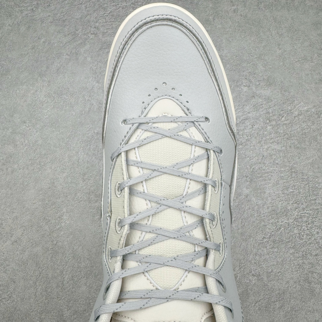 图片[4]-＃PB纯原福利 Air Jordan Courtside AJ23 简版中帮复古休闲运动文化篮球鞋 AR1000-003 市面唯一纯原批次 全套原纸板楦头开发 原厂大底磨具加持立体防滑纹理 原装可视Air Sole气垫 原汁原味最完美的版型 唯一正确鞋头趴度弧度高度鞋身腰线 作为AJ3到AJ4之间的过渡产品 之所以被称为AJ3的简版 它们的造型非常的相似但是也有一些差异 鞋面采用耐磨的牛剖层和人造革鞋面搭配 后跟可以明显看见Air Max气垫 出色的包裹效果让鞋子脚感非常舒适 也让脚掌以及脚面更加的贴合鞋子 在双脚落地产生冲击力的同时 可视气垫可以有效减缓力道 提高鞋子整体的稳定性 既能起到减震的作用 又能保证双足舒适的脚感 另外灵敏的Phylon中底以及鞋帮的设计 锁住双足 也为前掌提供了有效的包裹 内衬部分采用了透气的织物材料 为脚部的舒适脚感提供了充足的条件 最后就是大底部分 大底采用的是橡胶材质 无论是日常压马路还是简单的运动 都是可以驾驭 鞋底水波纹以及其他不规则图案 也保障了鞋子充足的防滑性以及耐磨性 尺码：36 36.5 37.5 38 38.5 39 40 40.5 41 42 42.5 43 44 45 46 47.5-选品中心