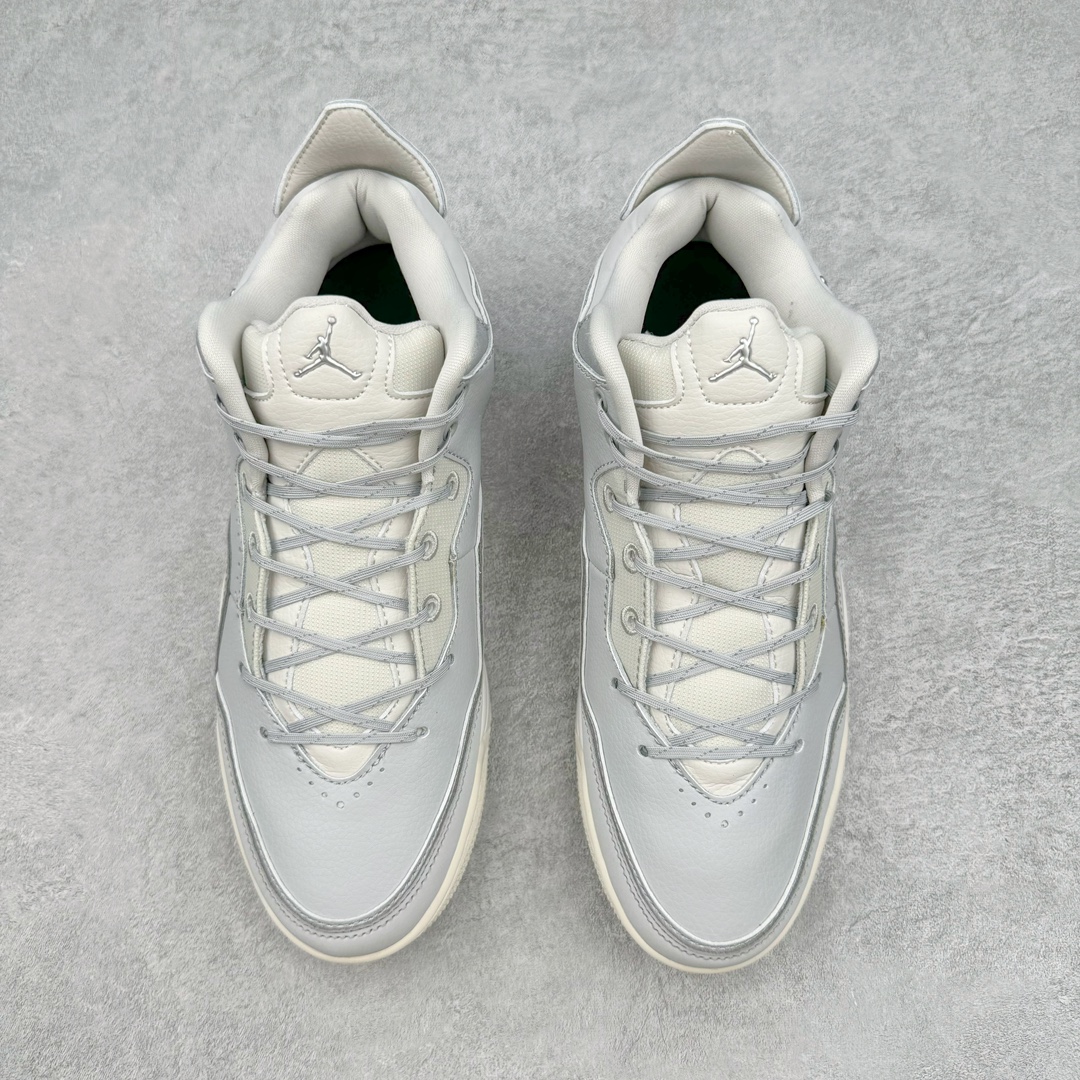 图片[2]-＃PB纯原福利 Air Jordan Courtside AJ23 简版中帮复古休闲运动文化篮球鞋 AR1000-003 市面唯一纯原批次 全套原纸板楦头开发 原厂大底磨具加持立体防滑纹理 原装可视Air Sole气垫 原汁原味最完美的版型 唯一正确鞋头趴度弧度高度鞋身腰线 作为AJ3到AJ4之间的过渡产品 之所以被称为AJ3的简版 它们的造型非常的相似但是也有一些差异 鞋面采用耐磨的牛剖层和人造革鞋面搭配 后跟可以明显看见Air Max气垫 出色的包裹效果让鞋子脚感非常舒适 也让脚掌以及脚面更加的贴合鞋子 在双脚落地产生冲击力的同时 可视气垫可以有效减缓力道 提高鞋子整体的稳定性 既能起到减震的作用 又能保证双足舒适的脚感 另外灵敏的Phylon中底以及鞋帮的设计 锁住双足 也为前掌提供了有效的包裹 内衬部分采用了透气的织物材料 为脚部的舒适脚感提供了充足的条件 最后就是大底部分 大底采用的是橡胶材质 无论是日常压马路还是简单的运动 都是可以驾驭 鞋底水波纹以及其他不规则图案 也保障了鞋子充足的防滑性以及耐磨性 尺码：36 36.5 37.5 38 38.5 39 40 40.5 41 42 42.5 43 44 45 46 47.5-选品中心