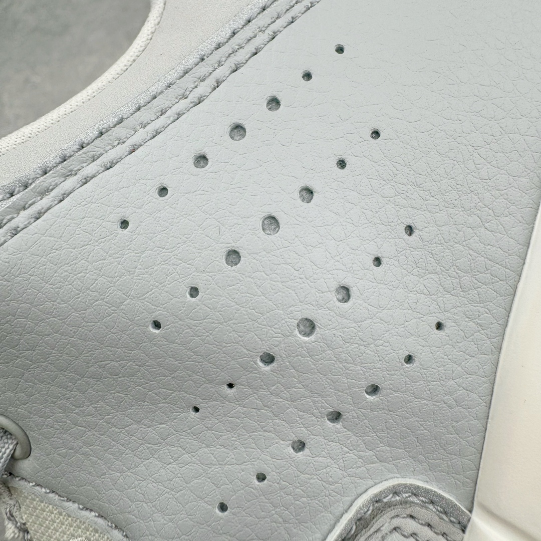 图片[12]-＃PB纯原福利 Air Jordan Courtside AJ23 简版中帮复古休闲运动文化篮球鞋 AR1000-003 市面唯一纯原批次 全套原纸板楦头开发 原厂大底磨具加持立体防滑纹理 原装可视Air Sole气垫 原汁原味最完美的版型 唯一正确鞋头趴度弧度高度鞋身腰线 作为AJ3到AJ4之间的过渡产品 之所以被称为AJ3的简版 它们的造型非常的相似但是也有一些差异 鞋面采用耐磨的牛剖层和人造革鞋面搭配 后跟可以明显看见Air Max气垫 出色的包裹效果让鞋子脚感非常舒适 也让脚掌以及脚面更加的贴合鞋子 在双脚落地产生冲击力的同时 可视气垫可以有效减缓力道 提高鞋子整体的稳定性 既能起到减震的作用 又能保证双足舒适的脚感 另外灵敏的Phylon中底以及鞋帮的设计 锁住双足 也为前掌提供了有效的包裹 内衬部分采用了透气的织物材料 为脚部的舒适脚感提供了充足的条件 最后就是大底部分 大底采用的是橡胶材质 无论是日常压马路还是简单的运动 都是可以驾驭 鞋底水波纹以及其他不规则图案 也保障了鞋子充足的防滑性以及耐磨性 尺码：36 36.5 37.5 38 38.5 39 40 40.5 41 42 42.5 43 44 45 46 47.5-选品中心