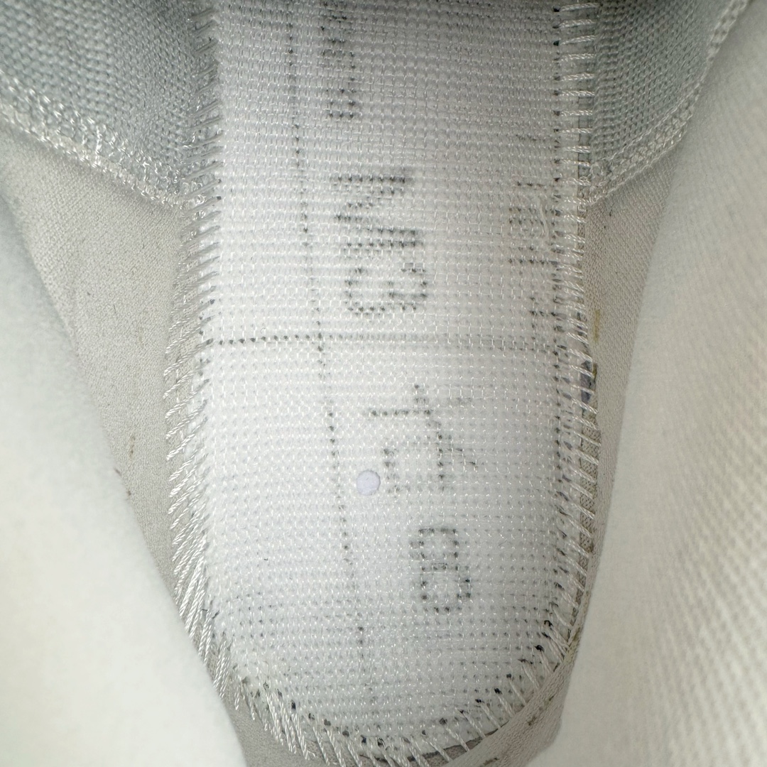 图片[10]-＃PB纯原福利 Air Jordan Courtside AJ23 简版中帮复古休闲运动文化篮球鞋 AR1000-003 市面唯一纯原批次 全套原纸板楦头开发 原厂大底磨具加持立体防滑纹理 原装可视Air Sole气垫 原汁原味最完美的版型 唯一正确鞋头趴度弧度高度鞋身腰线 作为AJ3到AJ4之间的过渡产品 之所以被称为AJ3的简版 它们的造型非常的相似但是也有一些差异 鞋面采用耐磨的牛剖层和人造革鞋面搭配 后跟可以明显看见Air Max气垫 出色的包裹效果让鞋子脚感非常舒适 也让脚掌以及脚面更加的贴合鞋子 在双脚落地产生冲击力的同时 可视气垫可以有效减缓力道 提高鞋子整体的稳定性 既能起到减震的作用 又能保证双足舒适的脚感 另外灵敏的Phylon中底以及鞋帮的设计 锁住双足 也为前掌提供了有效的包裹 内衬部分采用了透气的织物材料 为脚部的舒适脚感提供了充足的条件 最后就是大底部分 大底采用的是橡胶材质 无论是日常压马路还是简单的运动 都是可以驾驭 鞋底水波纹以及其他不规则图案 也保障了鞋子充足的防滑性以及耐磨性 尺码：36 36.5 37.5 38 38.5 39 40 40.5 41 42 42.5 43 44 45 46 47.5-选品中心