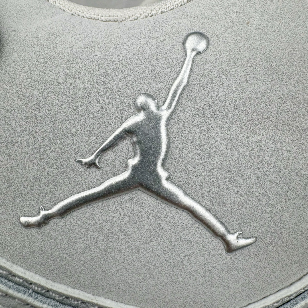 图片[18]-＃PB纯原福利 Air Jordan Courtside AJ23 简版中帮复古休闲运动文化篮球鞋 AR1000-003 市面唯一纯原批次 全套原纸板楦头开发 原厂大底磨具加持立体防滑纹理 原装可视Air Sole气垫 原汁原味最完美的版型 唯一正确鞋头趴度弧度高度鞋身腰线 作为AJ3到AJ4之间的过渡产品 之所以被称为AJ3的简版 它们的造型非常的相似但是也有一些差异 鞋面采用耐磨的牛剖层和人造革鞋面搭配 后跟可以明显看见Air Max气垫 出色的包裹效果让鞋子脚感非常舒适 也让脚掌以及脚面更加的贴合鞋子 在双脚落地产生冲击力的同时 可视气垫可以有效减缓力道 提高鞋子整体的稳定性 既能起到减震的作用 又能保证双足舒适的脚感 另外灵敏的Phylon中底以及鞋帮的设计 锁住双足 也为前掌提供了有效的包裹 内衬部分采用了透气的织物材料 为脚部的舒适脚感提供了充足的条件 最后就是大底部分 大底采用的是橡胶材质 无论是日常压马路还是简单的运动 都是可以驾驭 鞋底水波纹以及其他不规则图案 也保障了鞋子充足的防滑性以及耐磨性 尺码：36 36.5 37.5 38 38.5 39 40 40.5 41 42 42.5 43 44 45 46 47.5-选品中心