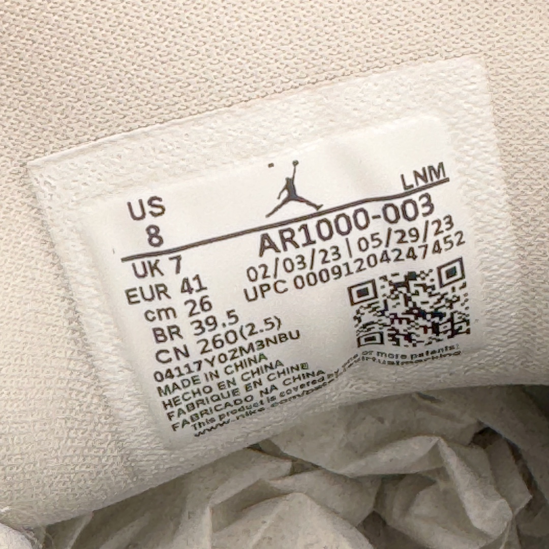 图片[11]-＃PB纯原福利 Air Jordan Courtside AJ23 简版中帮复古休闲运动文化篮球鞋 AR1000-003 市面唯一纯原批次 全套原纸板楦头开发 原厂大底磨具加持立体防滑纹理 原装可视Air Sole气垫 原汁原味最完美的版型 唯一正确鞋头趴度弧度高度鞋身腰线 作为AJ3到AJ4之间的过渡产品 之所以被称为AJ3的简版 它们的造型非常的相似但是也有一些差异 鞋面采用耐磨的牛剖层和人造革鞋面搭配 后跟可以明显看见Air Max气垫 出色的包裹效果让鞋子脚感非常舒适 也让脚掌以及脚面更加的贴合鞋子 在双脚落地产生冲击力的同时 可视气垫可以有效减缓力道 提高鞋子整体的稳定性 既能起到减震的作用 又能保证双足舒适的脚感 另外灵敏的Phylon中底以及鞋帮的设计 锁住双足 也为前掌提供了有效的包裹 内衬部分采用了透气的织物材料 为脚部的舒适脚感提供了充足的条件 最后就是大底部分 大底采用的是橡胶材质 无论是日常压马路还是简单的运动 都是可以驾驭 鞋底水波纹以及其他不规则图案 也保障了鞋子充足的防滑性以及耐磨性 尺码：36 36.5 37.5 38 38.5 39 40 40.5 41 42 42.5 43 44 45 46 47.5-选品中心