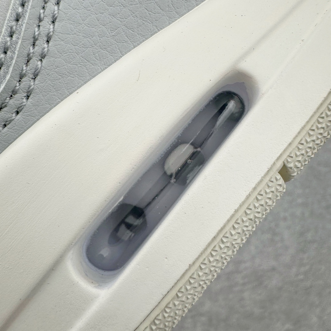 图片[19]-＃PB纯原福利 Air Jordan Courtside AJ23 简版中帮复古休闲运动文化篮球鞋 AR1000-003 市面唯一纯原批次 全套原纸板楦头开发 原厂大底磨具加持立体防滑纹理 原装可视Air Sole气垫 原汁原味最完美的版型 唯一正确鞋头趴度弧度高度鞋身腰线 作为AJ3到AJ4之间的过渡产品 之所以被称为AJ3的简版 它们的造型非常的相似但是也有一些差异 鞋面采用耐磨的牛剖层和人造革鞋面搭配 后跟可以明显看见Air Max气垫 出色的包裹效果让鞋子脚感非常舒适 也让脚掌以及脚面更加的贴合鞋子 在双脚落地产生冲击力的同时 可视气垫可以有效减缓力道 提高鞋子整体的稳定性 既能起到减震的作用 又能保证双足舒适的脚感 另外灵敏的Phylon中底以及鞋帮的设计 锁住双足 也为前掌提供了有效的包裹 内衬部分采用了透气的织物材料 为脚部的舒适脚感提供了充足的条件 最后就是大底部分 大底采用的是橡胶材质 无论是日常压马路还是简单的运动 都是可以驾驭 鞋底水波纹以及其他不规则图案 也保障了鞋子充足的防滑性以及耐磨性 尺码：36 36.5 37.5 38 38.5 39 40 40.5 41 42 42.5 43 44 45 46 47.5-选品中心