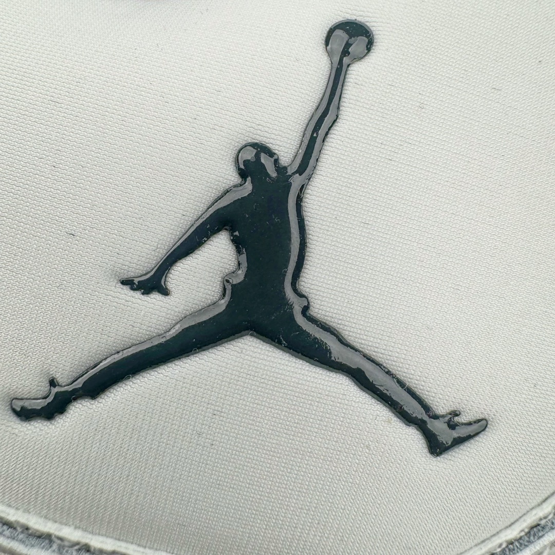 图片[14]-＃PB纯原福利 Air Jordan Courtside AJ23 简版中帮复古休闲运动文化篮球鞋 AR1000-002 市面唯一纯原批次 全套原纸板楦头开发 原厂大底磨具加持立体防滑纹理 原装可视Air Sole气垫 原汁原味最完美的版型 唯一正确鞋头趴度弧度高度鞋身腰线 作为AJ3到AJ4之间的过渡产品 之所以被称为AJ3的简版 它们的造型非常的相似但是也有一些差异 鞋面采用耐磨的牛剖层和人造革鞋面搭配 后跟可以明显看见Air Max气垫 出色的包裹效果让鞋子脚感非常舒适 也让脚掌以及脚面更加的贴合鞋子 在双脚落地产生冲击力的同时 可视气垫可以有效减缓力道 提高鞋子整体的稳定性 既能起到减震的作用 又能保证双足舒适的脚感 另外灵敏的Phylon中底以及鞋帮的设计 锁住双足 也为前掌提供了有效的包裹 内衬部分采用了透气的织物材料 为脚部的舒适脚感提供了充足的条件 最后就是大底部分 大底采用的是橡胶材质 无论是日常压马路还是简单的运动 都是可以驾驭 鞋底水波纹以及其他不规则图案 也保障了鞋子充足的防滑性以及耐磨性 尺码：36 36.5 37.5 38 38.5 39 40 40.5 41 42 42.5 43 44 45 46 47.5-选品中心