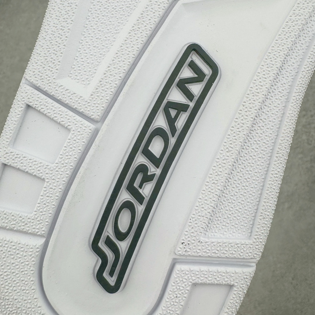 图片[17]-＃PB纯原福利 Air Jordan Courtside AJ23 简版中帮复古休闲运动文化篮球鞋 AR1000-002 市面唯一纯原批次 全套原纸板楦头开发 原厂大底磨具加持立体防滑纹理 原装可视Air Sole气垫 原汁原味最完美的版型 唯一正确鞋头趴度弧度高度鞋身腰线 作为AJ3到AJ4之间的过渡产品 之所以被称为AJ3的简版 它们的造型非常的相似但是也有一些差异 鞋面采用耐磨的牛剖层和人造革鞋面搭配 后跟可以明显看见Air Max气垫 出色的包裹效果让鞋子脚感非常舒适 也让脚掌以及脚面更加的贴合鞋子 在双脚落地产生冲击力的同时 可视气垫可以有效减缓力道 提高鞋子整体的稳定性 既能起到减震的作用 又能保证双足舒适的脚感 另外灵敏的Phylon中底以及鞋帮的设计 锁住双足 也为前掌提供了有效的包裹 内衬部分采用了透气的织物材料 为脚部的舒适脚感提供了充足的条件 最后就是大底部分 大底采用的是橡胶材质 无论是日常压马路还是简单的运动 都是可以驾驭 鞋底水波纹以及其他不规则图案 也保障了鞋子充足的防滑性以及耐磨性 尺码：36 36.5 37.5 38 38.5 39 40 40.5 41 42 42.5 43 44 45 46 47.5-选品中心