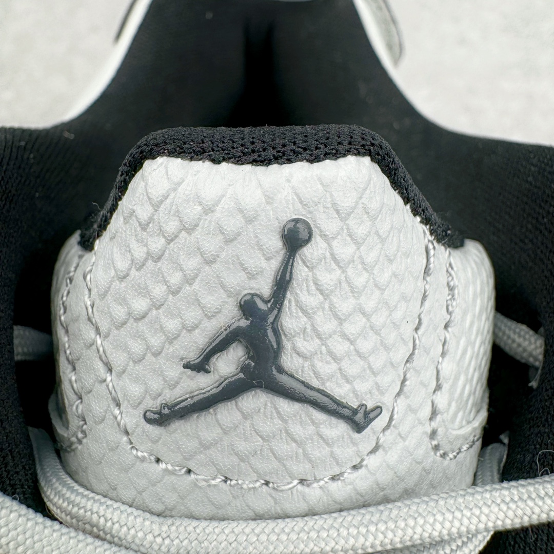 图片[11]-＃PB纯原福利 Air Jordan Courtside AJ23 简版中帮复古休闲运动文化篮球鞋 AR1000-002 市面唯一纯原批次 全套原纸板楦头开发 原厂大底磨具加持立体防滑纹理 原装可视Air Sole气垫 原汁原味最完美的版型 唯一正确鞋头趴度弧度高度鞋身腰线 作为AJ3到AJ4之间的过渡产品 之所以被称为AJ3的简版 它们的造型非常的相似但是也有一些差异 鞋面采用耐磨的牛剖层和人造革鞋面搭配 后跟可以明显看见Air Max气垫 出色的包裹效果让鞋子脚感非常舒适 也让脚掌以及脚面更加的贴合鞋子 在双脚落地产生冲击力的同时 可视气垫可以有效减缓力道 提高鞋子整体的稳定性 既能起到减震的作用 又能保证双足舒适的脚感 另外灵敏的Phylon中底以及鞋帮的设计 锁住双足 也为前掌提供了有效的包裹 内衬部分采用了透气的织物材料 为脚部的舒适脚感提供了充足的条件 最后就是大底部分 大底采用的是橡胶材质 无论是日常压马路还是简单的运动 都是可以驾驭 鞋底水波纹以及其他不规则图案 也保障了鞋子充足的防滑性以及耐磨性 尺码：36 36.5 37.5 38 38.5 39 40 40.5 41 42 42.5 43 44 45 46 47.5-选品中心