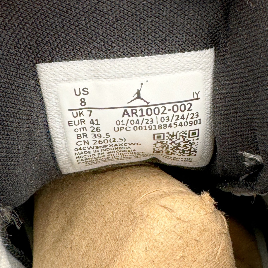 图片[10]-＃PB纯原福利 Air Jordan Courtside AJ23 简版中帮复古休闲运动文化篮球鞋 AR1000-002 市面唯一纯原批次 全套原纸板楦头开发 原厂大底磨具加持立体防滑纹理 原装可视Air Sole气垫 原汁原味最完美的版型 唯一正确鞋头趴度弧度高度鞋身腰线 作为AJ3到AJ4之间的过渡产品 之所以被称为AJ3的简版 它们的造型非常的相似但是也有一些差异 鞋面采用耐磨的牛剖层和人造革鞋面搭配 后跟可以明显看见Air Max气垫 出色的包裹效果让鞋子脚感非常舒适 也让脚掌以及脚面更加的贴合鞋子 在双脚落地产生冲击力的同时 可视气垫可以有效减缓力道 提高鞋子整体的稳定性 既能起到减震的作用 又能保证双足舒适的脚感 另外灵敏的Phylon中底以及鞋帮的设计 锁住双足 也为前掌提供了有效的包裹 内衬部分采用了透气的织物材料 为脚部的舒适脚感提供了充足的条件 最后就是大底部分 大底采用的是橡胶材质 无论是日常压马路还是简单的运动 都是可以驾驭 鞋底水波纹以及其他不规则图案 也保障了鞋子充足的防滑性以及耐磨性 尺码：36 36.5 37.5 38 38.5 39 40 40.5 41 42 42.5 43 44 45 46 47.5-选品中心