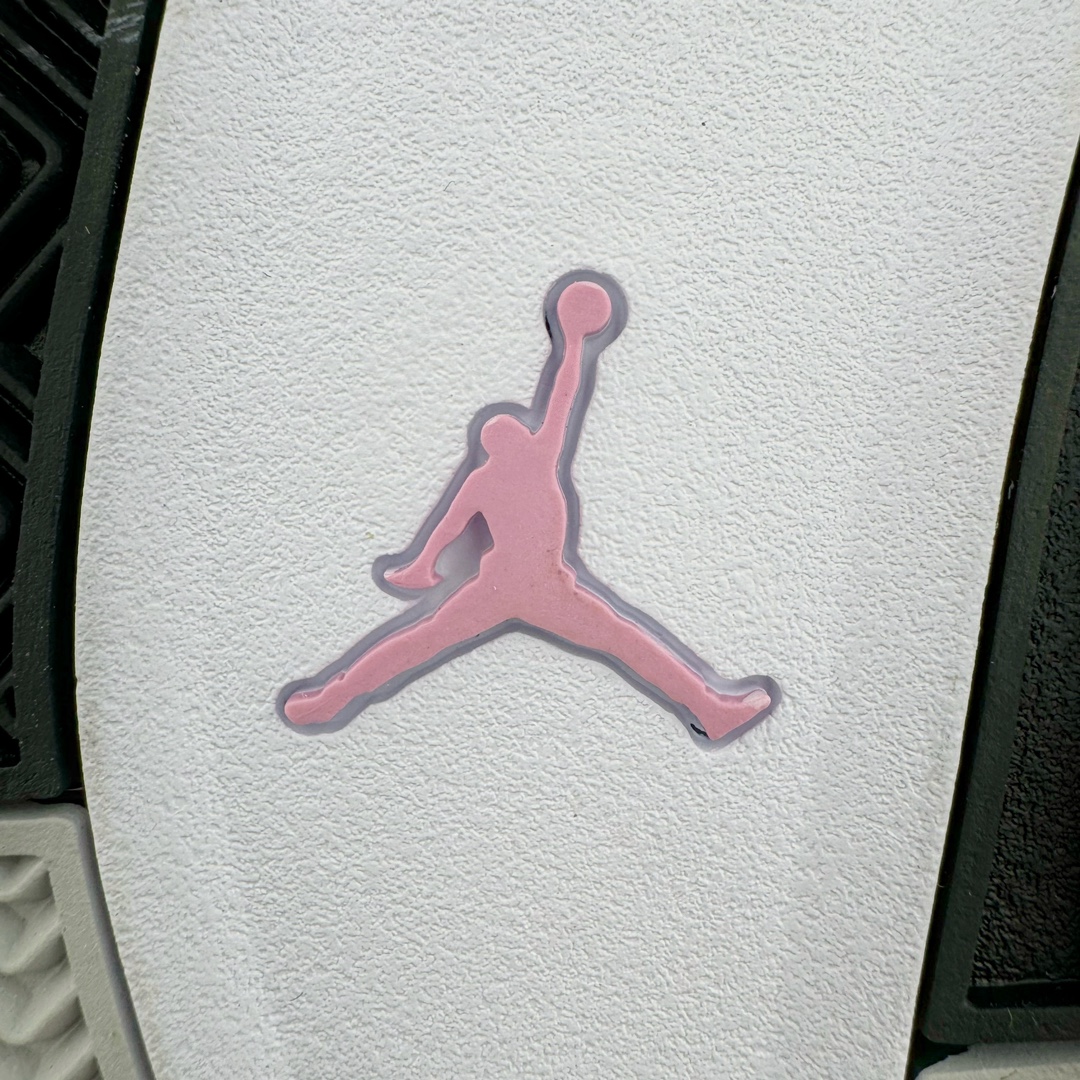图片[20]-＃K版纯原 Air Jordan AJ4 WMNS \\\”Orchid\\\”猛男粉 AQ9129-501 全新升级改良 原鞋原楦原纸板同源开发 完美呈现乔4的版型 内侧正确双色网格 还原细节 原厂皮料 正确气垫颜色 正确网格工艺 正确拉帮工艺 全鞋原装材料制作 原档案原模具打造 支持全方位与正品对比 尺码：40 40.5 41 42 42.5 43 44 44.5 45 46 47.5-选品中心