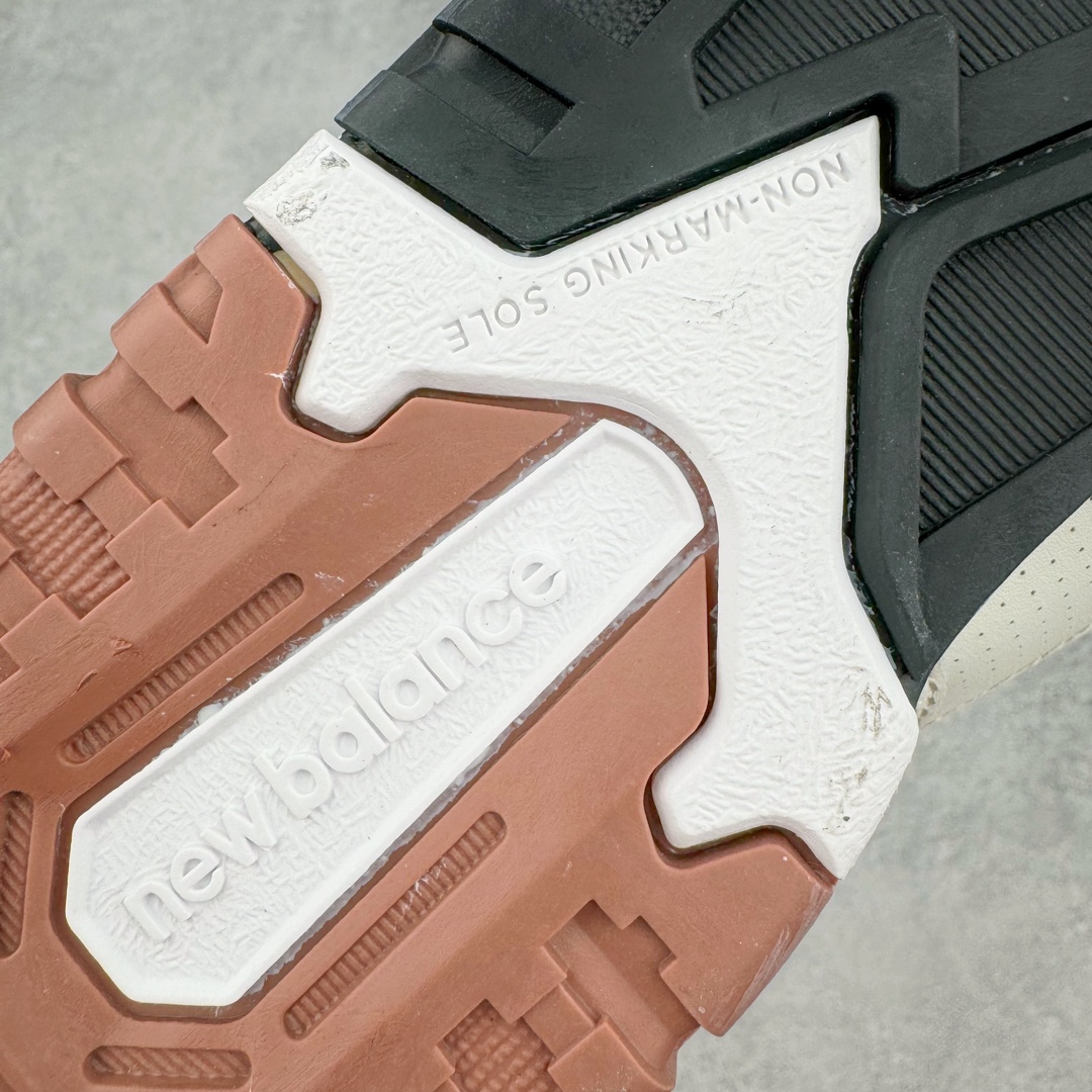 图片[10]-NB新百伦New Balance BB550系列经典复古低帮休闲运动篮球板鞋550 其实发迹于1989 年 是品牌历史中一款十分小众的篮球鞋履 低筒的鞋身搭配上皮革的设定让其鞋型在现今看来相当复古 同时搭配上Aimé Leon Dore刻画的四款配色 都让这款低调鞋款冲上炒价热搜 也因此让更多鞋迷知悉这款NB 鞋履 相比NB 550 来说 Louis Vuitton 所发表的LV Trainer 运动鞋就是知名度较高的一款球鞋了 由品牌男装创意总监Virgil Abloh 利用复古篮球鞋作为灵感刻画而成 搭配上LV 高质感皮革的陪衬成为当今精品时尚球鞋的代表作品 仔细一看New Balance 550 与Louis Vuitton LV Trainer 都以「篮球鞋」为蓝图 复古鞋貌的特色氛围也极其相似 尺码：36 37 37.5 38 38.5 39 40 40.5 41.5 42 42.5 43 44 45-选品中心