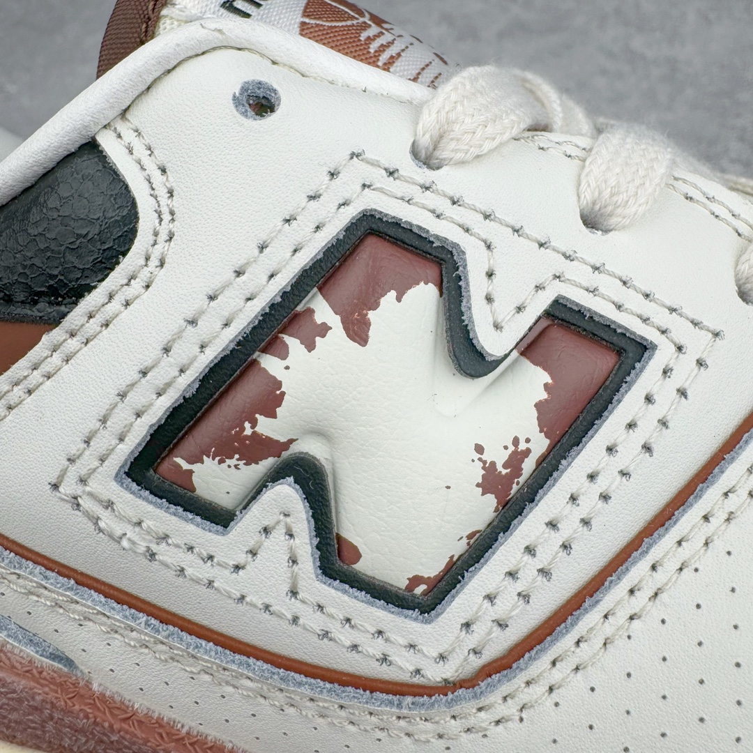 图片[12]-NB新百伦New Balance BB550系列经典复古低帮休闲运动篮球板鞋550 其实发迹于1989 年 是品牌历史中一款十分小众的篮球鞋履 低筒的鞋身搭配上皮革的设定让其鞋型在现今看来相当复古 同时搭配上Aimé Leon Dore刻画的四款配色 都让这款低调鞋款冲上炒价热搜 也因此让更多鞋迷知悉这款NB 鞋履 相比NB 550 来说 Louis Vuitton 所发表的LV Trainer 运动鞋就是知名度较高的一款球鞋了 由品牌男装创意总监Virgil Abloh 利用复古篮球鞋作为灵感刻画而成 搭配上LV 高质感皮革的陪衬成为当今精品时尚球鞋的代表作品 仔细一看New Balance 550 与Louis Vuitton LV Trainer 都以「篮球鞋」为蓝图 复古鞋貌的特色氛围也极其相似 尺码：36 37 37.5 38 38.5 39 40 40.5 41.5 42 42.5 43 44 45-选品中心