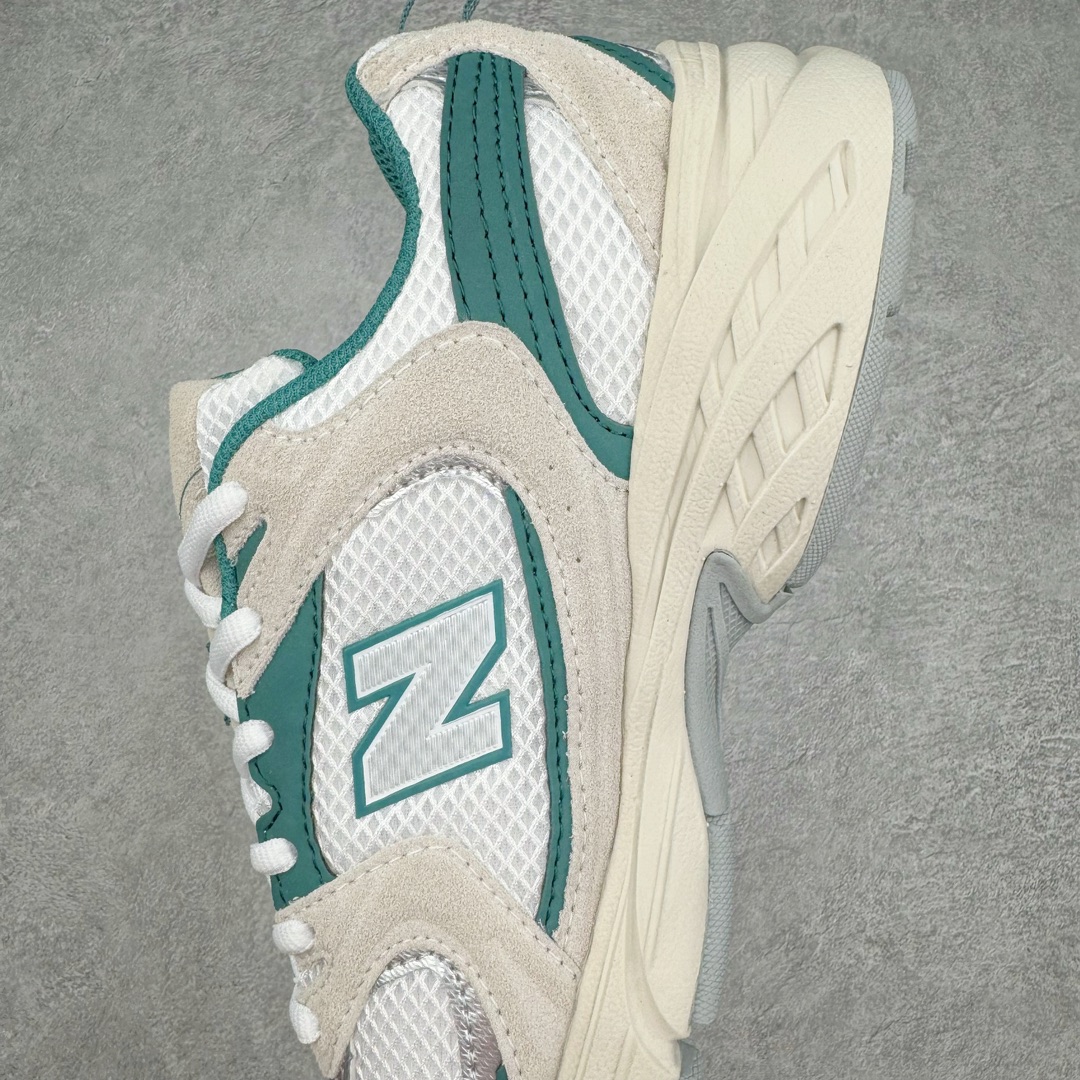 图片[7]-New Balance NB530 新百伦复古透气跑步鞋 抛弃过往以皮革为主的人气轮廓 以极具复古风范的跑鞋外观呈现 设计上全鞋以简约清爽的纯白色作基底 鞋身覆盖大面积织物网眼材质 并于鞋头、鞋带孔眼片等细节处点缀对比鲜明的反光银镀层凸显 鞋舌、侧身等位置则辅以一贯的「N」字标志和品牌徽标彰显身份 最后通过搭载的 ABZORB 缓震中底完善整体造型 尺码：36 37 37.5 38 38.5 39 40 40.5 41 42 42.5 43 44 45-选品中心