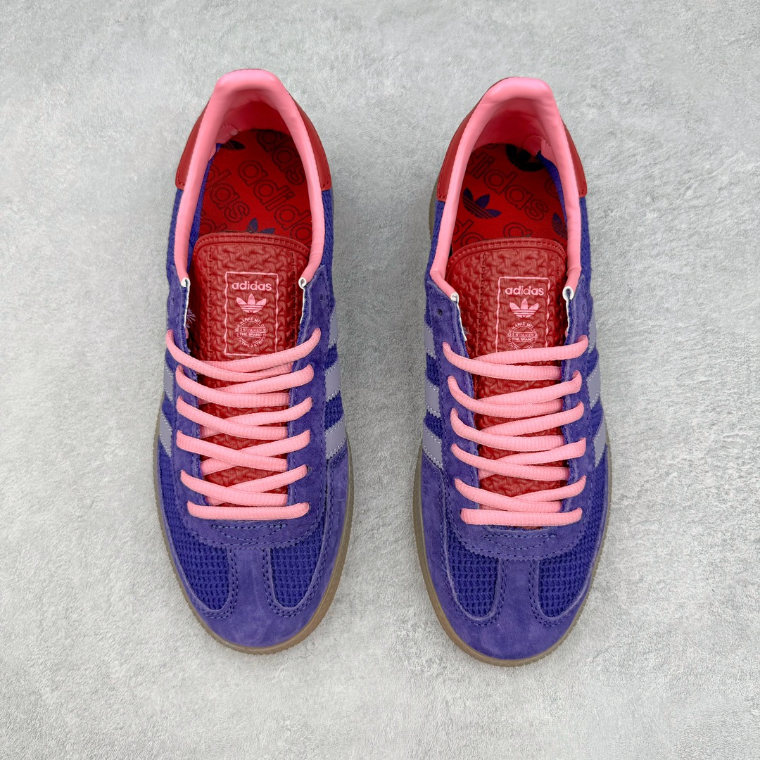 图片[2]-AD Originals Handball SPZL 手球运动员系列百搭休闲运动板鞋 II0055 这款来自阿迪达斯的这款HANDBALL SPZL前身是一双手球运动鞋，这一次拿来复刻，所以鞋面的主要色彩选用了黑色， 鞋面外侧除了Spezial字母之外还有三叶草标志。Handball SPZL作为复古手球训练鞋与作为室内足球鞋的Samba有着异曲同工之处，但是质感更为出众的鞋身以及丰富的配色选择比起Samba来讲可以说是更胜一筹了！尺码：36 36⅔ 37⅓ 38 38⅔ 39⅓ 40 40⅔ 41⅓ 42 42⅔ 43⅓ 44 45-选品中心