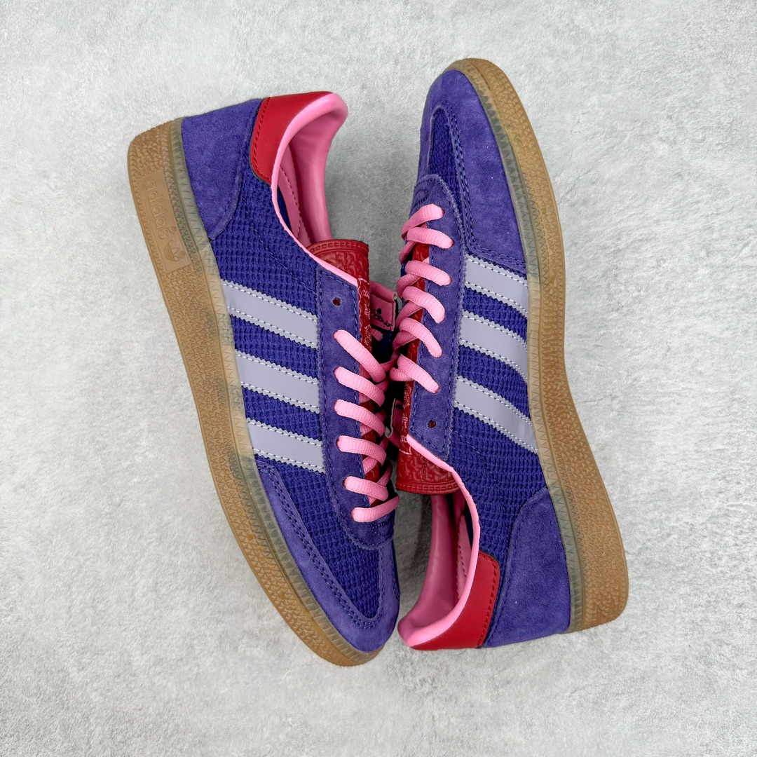 图片[3]-AD Originals Handball SPZL 手球运动员系列百搭休闲运动板鞋 II0055 这款来自阿迪达斯的这款HANDBALL SPZL前身是一双手球运动鞋，这一次拿来复刻，所以鞋面的主要色彩选用了黑色， 鞋面外侧除了Spezial字母之外还有三叶草标志。Handball SPZL作为复古手球训练鞋与作为室内足球鞋的Samba有着异曲同工之处，但是质感更为出众的鞋身以及丰富的配色选择比起Samba来讲可以说是更胜一筹了！尺码：36 36⅔ 37⅓ 38 38⅔ 39⅓ 40 40⅔ 41⅓ 42 42⅔ 43⅓ 44 45-选品中心