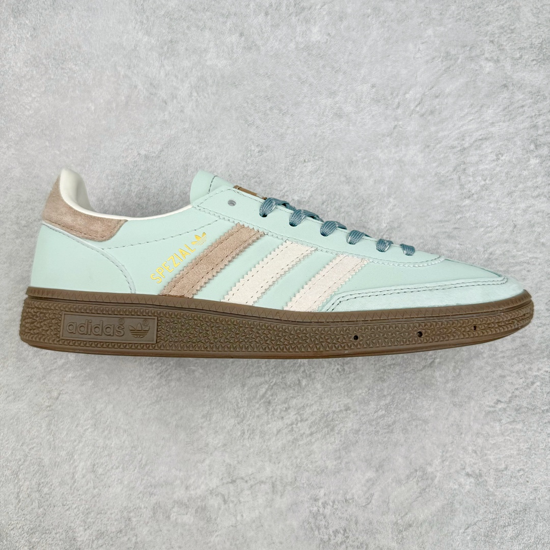 AD Originals Handball SPZL 手球运动员系列百搭休闲运动板鞋 IH2623 这款来自阿迪达斯的这款HANDBALL SPZL前身是一双手球运动鞋，这一次拿来复刻，所以鞋面的主要色彩选用了黑色， 鞋面外侧除了Spezial字母之外还有三叶草标志。Handball SPZL作为复古手球训练鞋与作为室内足球鞋的Samba有着异曲同工之处，但是质感更为出众的鞋身以及丰富的配色选择比起Samba来讲可以说是更胜一筹了！尺码：36 36⅔ 37⅓ 38 38⅔ 39⅓ 40 40⅔ 41⅓ 42 42⅔ 43⅓ 44 45-选品中心