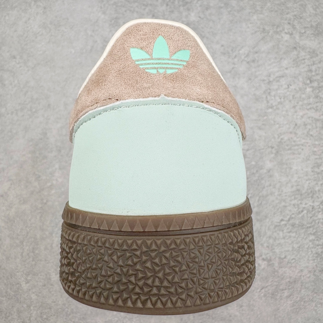 图片[8]-AD Originals Handball SPZL 手球运动员系列百搭休闲运动板鞋 IH2623 这款来自阿迪达斯的这款HANDBALL SPZL前身是一双手球运动鞋，这一次拿来复刻，所以鞋面的主要色彩选用了黑色， 鞋面外侧除了Spezial字母之外还有三叶草标志。Handball SPZL作为复古手球训练鞋与作为室内足球鞋的Samba有着异曲同工之处，但是质感更为出众的鞋身以及丰富的配色选择比起Samba来讲可以说是更胜一筹了！尺码：36 36⅔ 37⅓ 38 38⅔ 39⅓ 40 40⅔ 41⅓ 42 42⅔ 43⅓ 44 45-选品中心